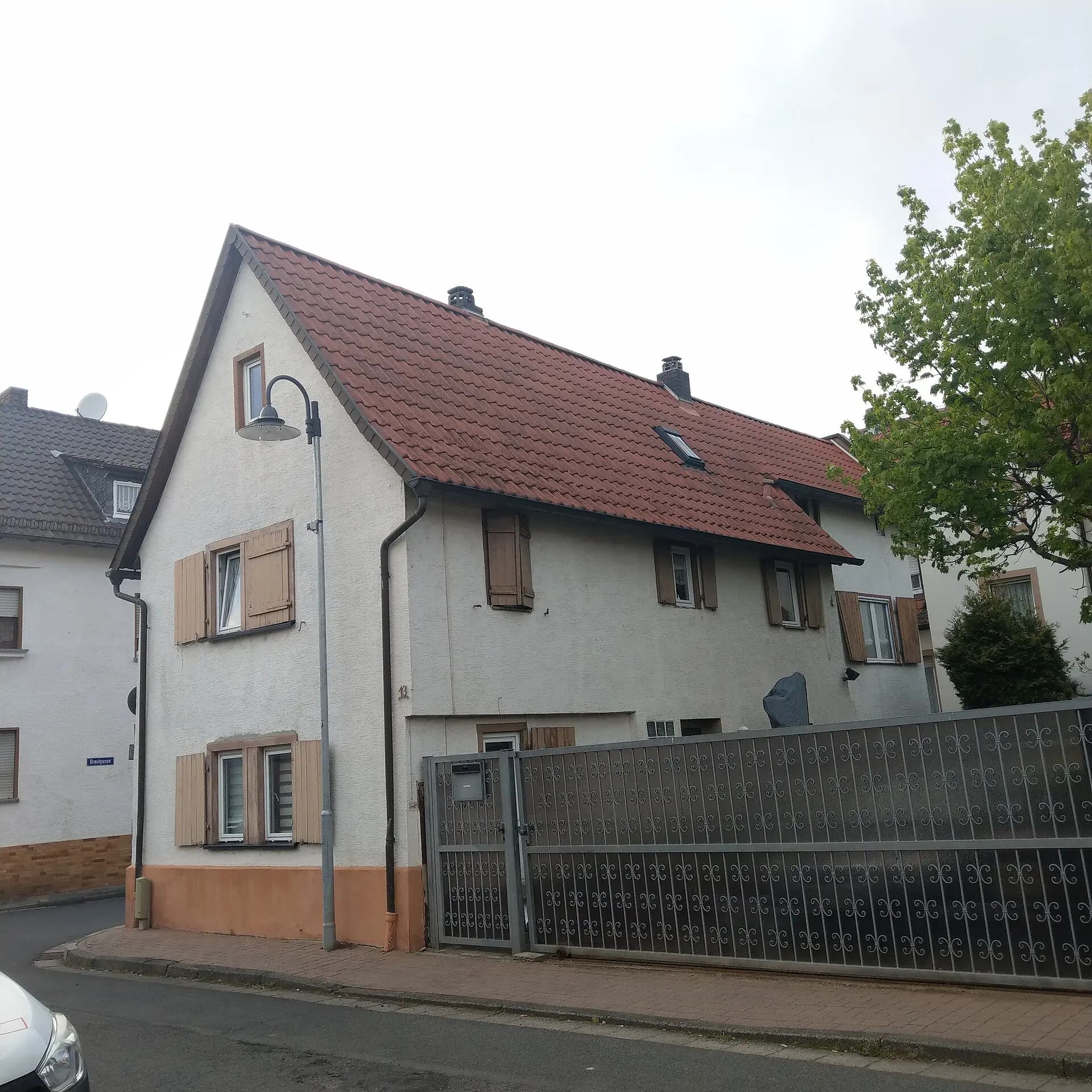Straßenseite des Wohnhauses Obergasse 12 in Maintal-Bischofsheim