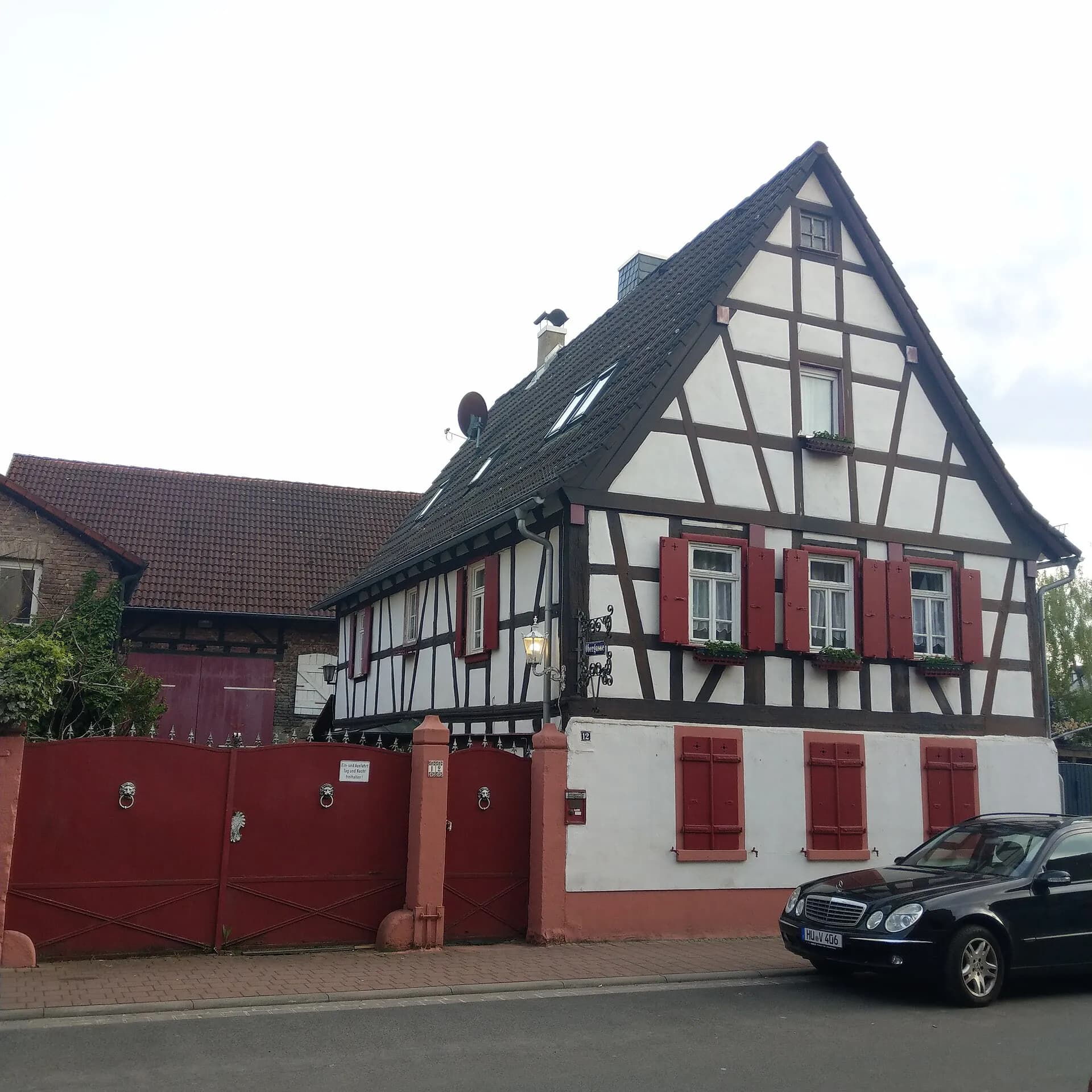 Fachwerkhaus mit roten Fensterläden Obergasse 12 in Maintal-Bischofsheim