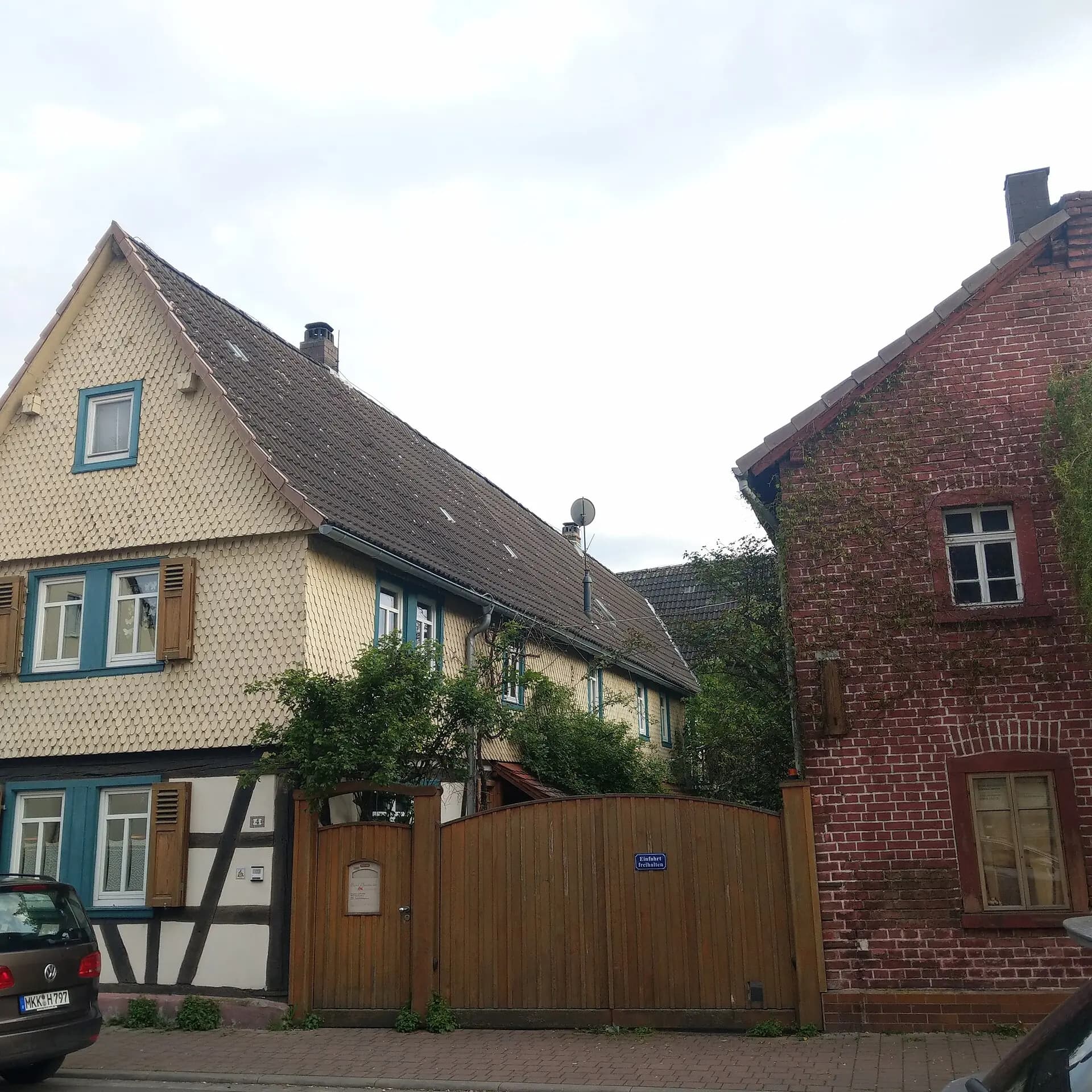 Mit Ziegeln verschindeltes Fachwerkhaus Obergasse 4 in Maintal-Bischofsheim