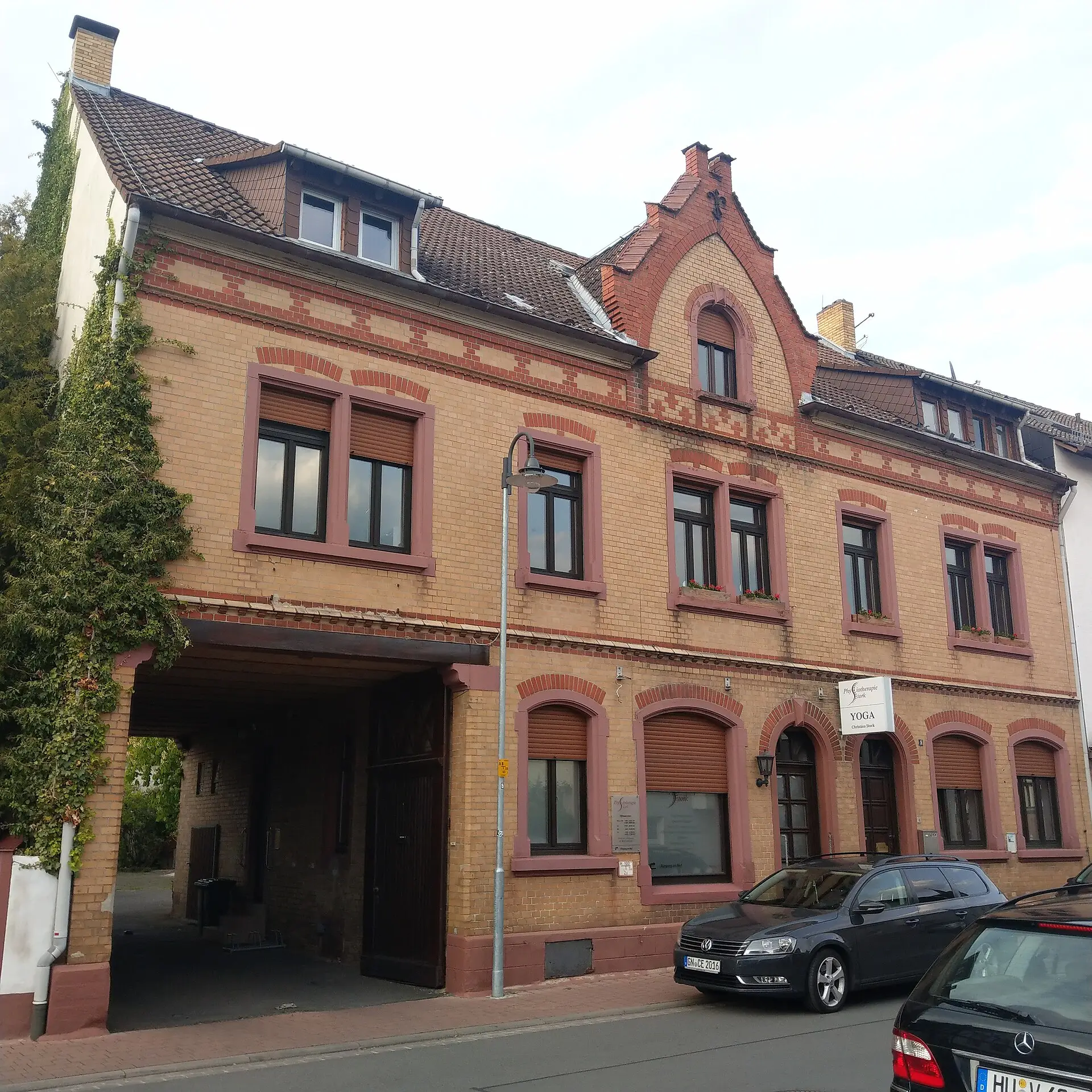 Backsteinhaus mit Ziergiebel und Hofdurchfahrt Obergasse 9 in Maintal-Bischofsheim