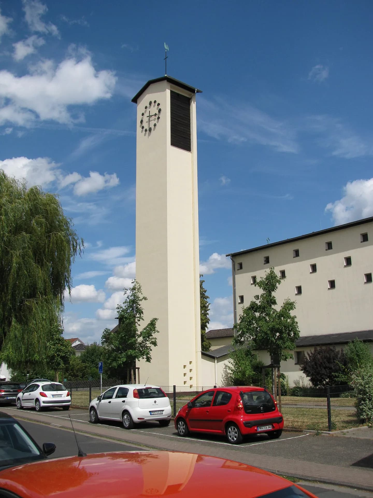 Kirchturm von St. Theresia in Maintal-Bischofsheim
