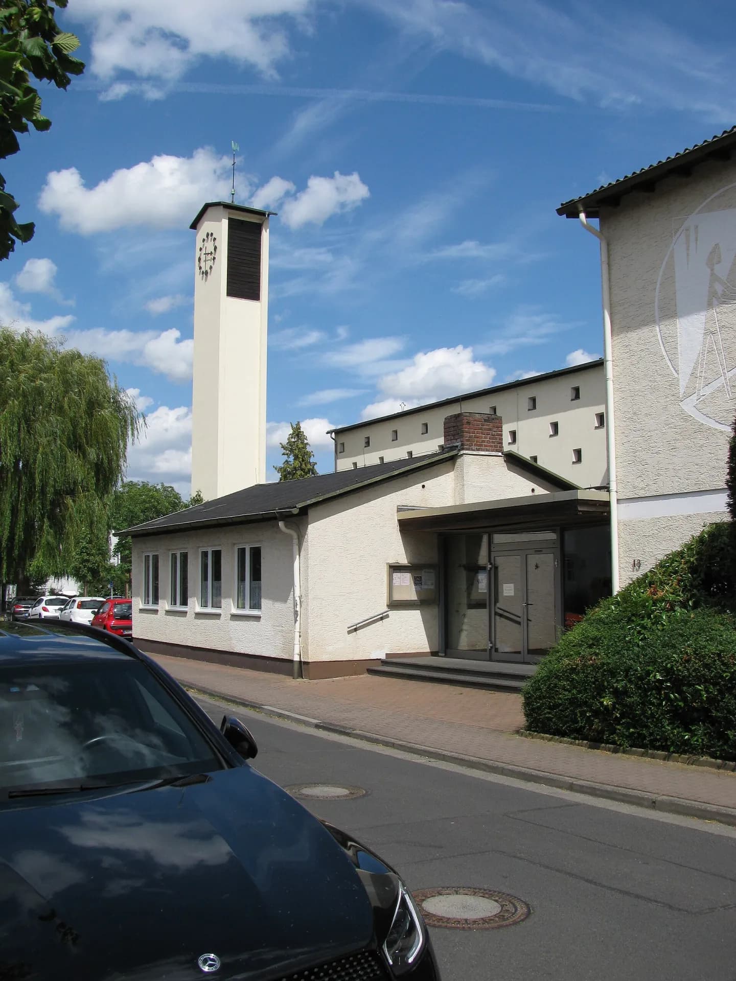 Seitenfassade von St. Theresia in Maintal-Bischofsheim