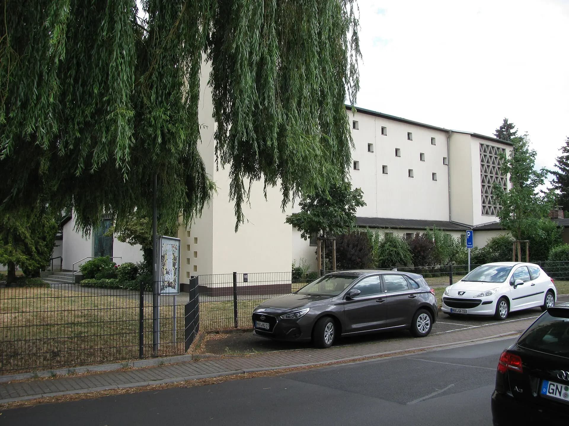 St. Theresia hinter Trauerweiden in Maintal-Bischofsheim