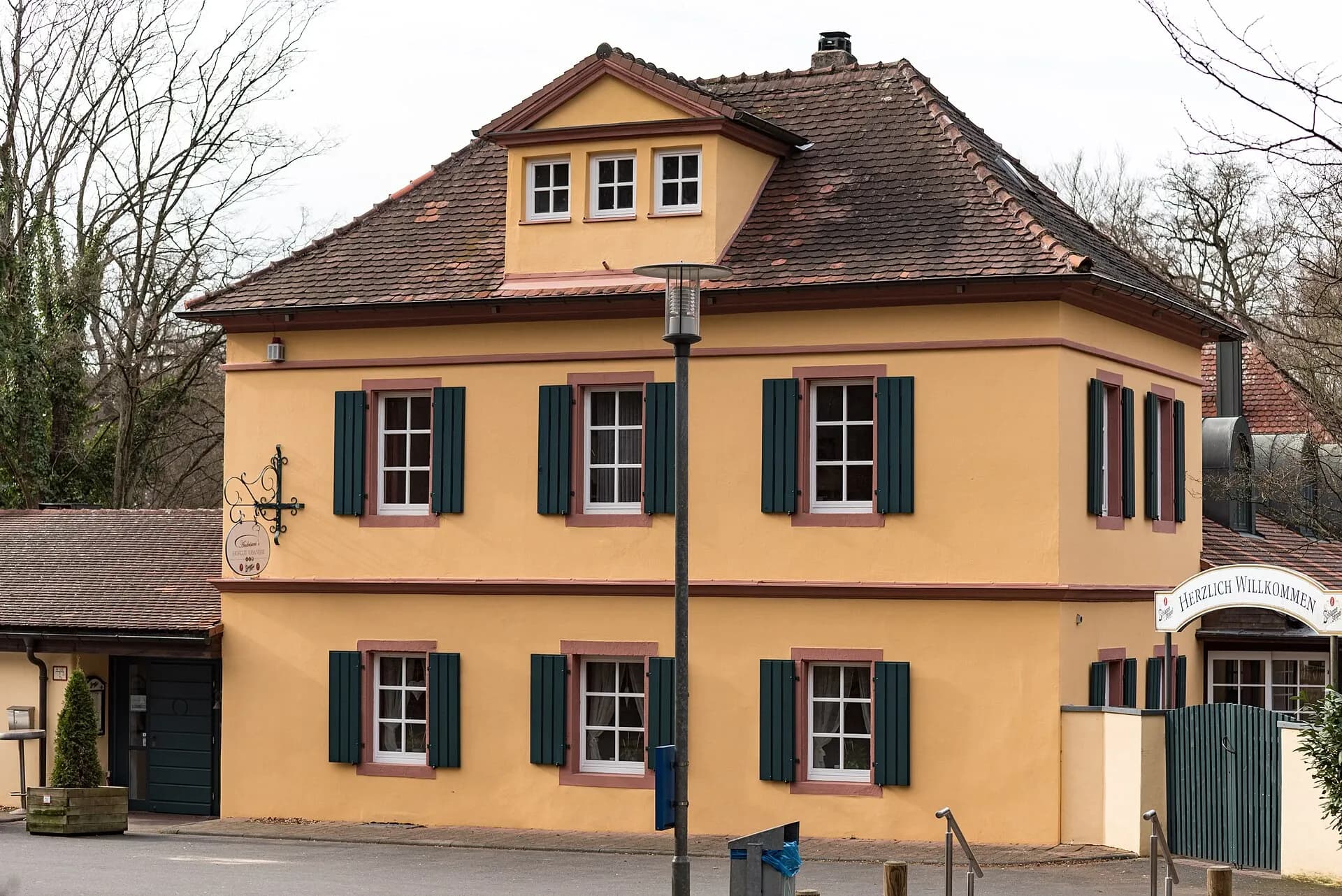 Barockhaus mit Klappläden an der Bismarckallee in Aschaffenburg
