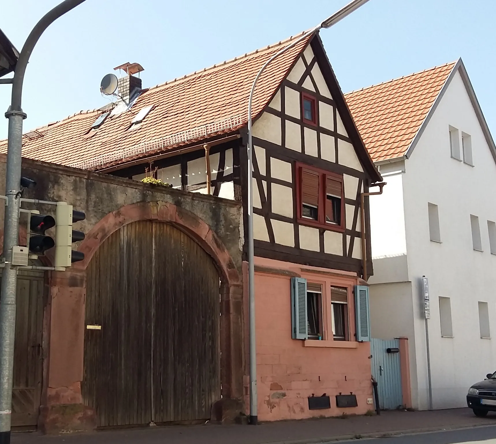 Fachwerkhaus mit Torbogen an der Bismarckstraße in Otzberg-Lengfeld