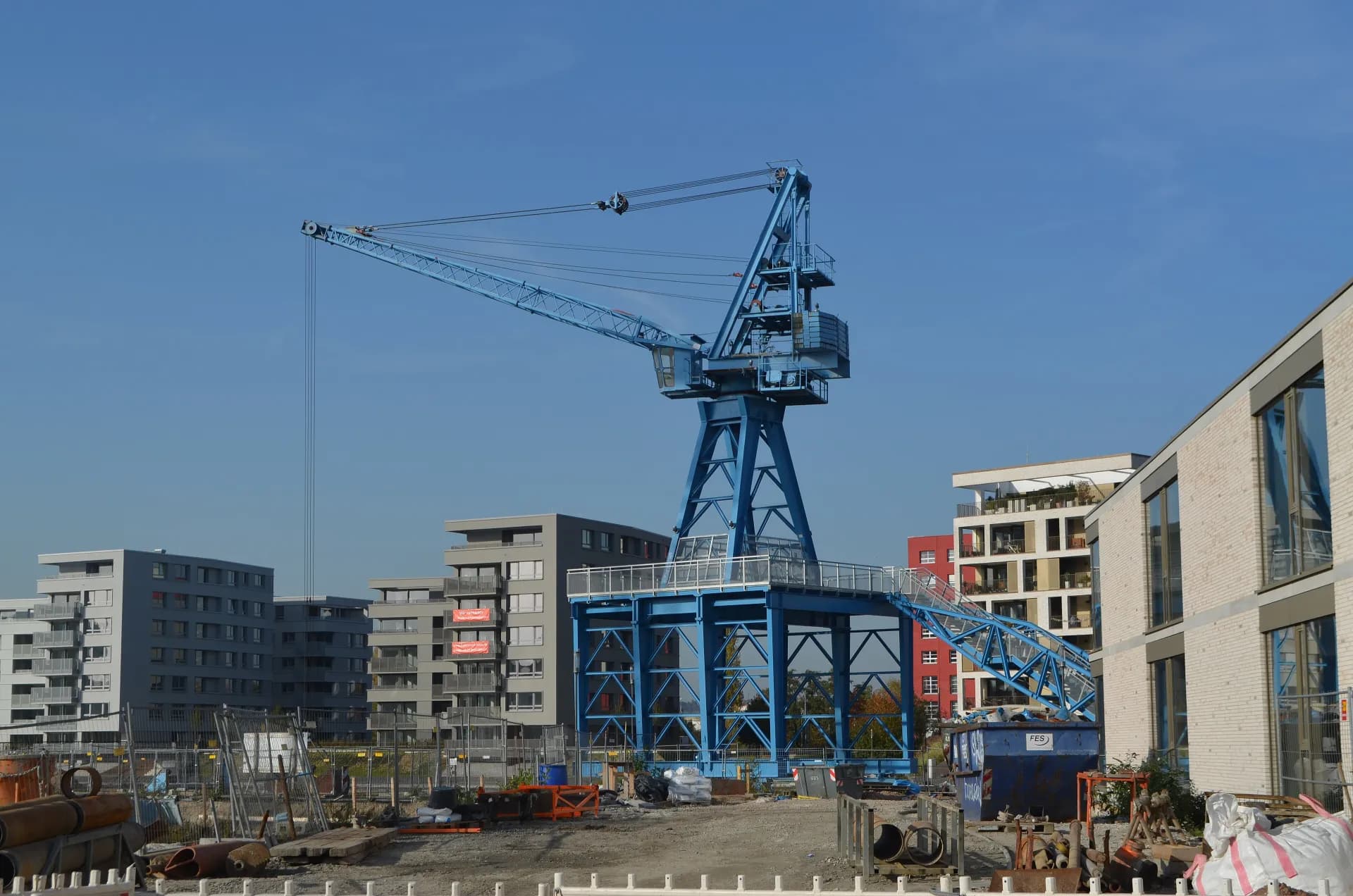 Blauer Kran vor der Neubebauung in Offenbach-Hafen
