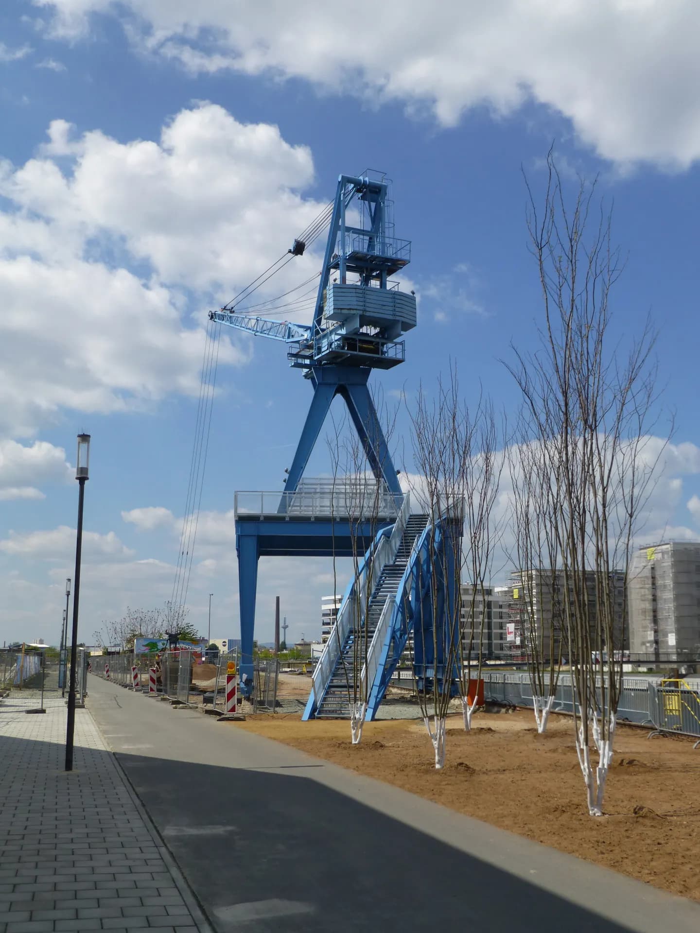 Blauer Kran mit Aussichtstreppe in Offenbach-Hafen