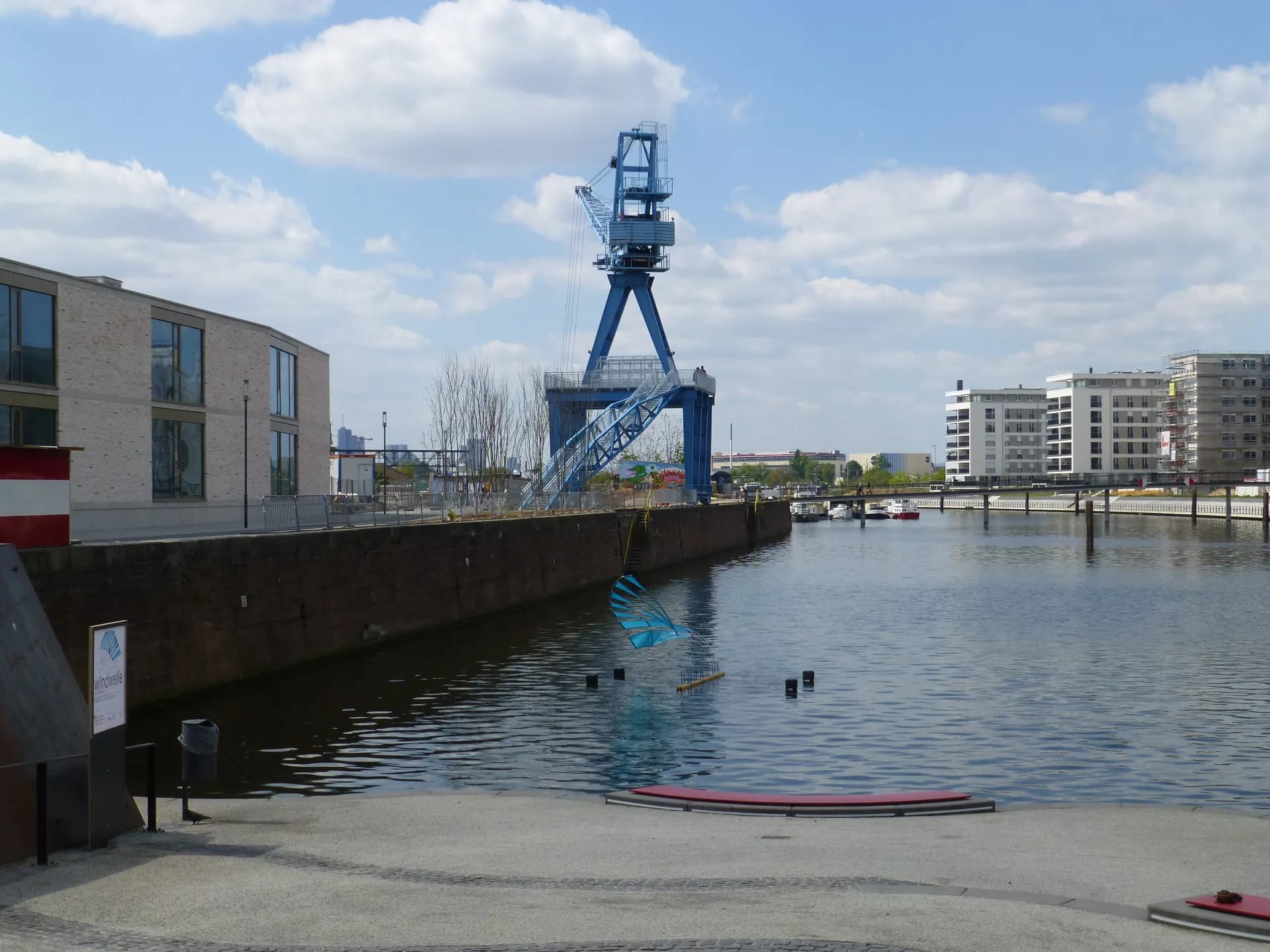 Blauer Kran über dem Hafenbecken in Offenbach-Hafen