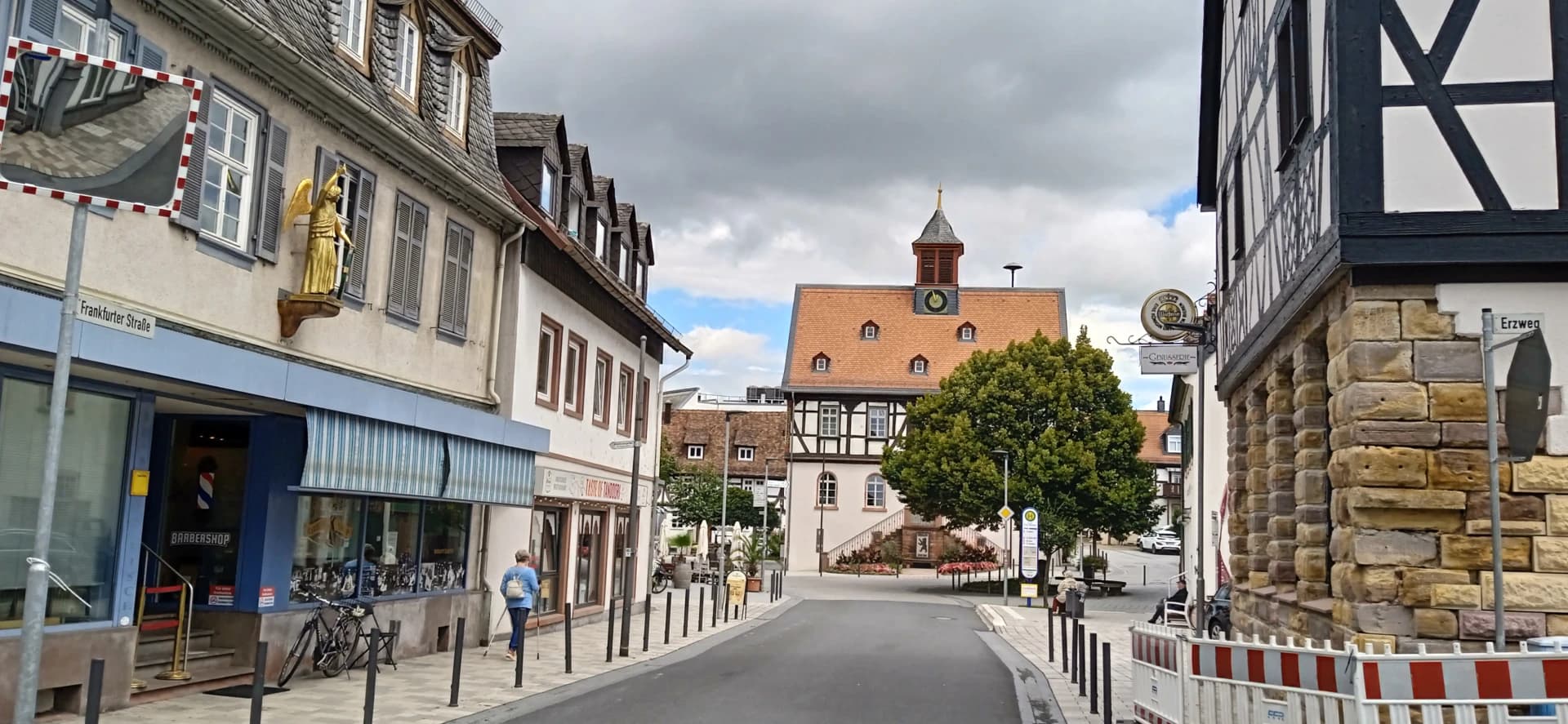 Blick über die Frankfurter Straße auf das Alte Rathaus in Bad Vilbel