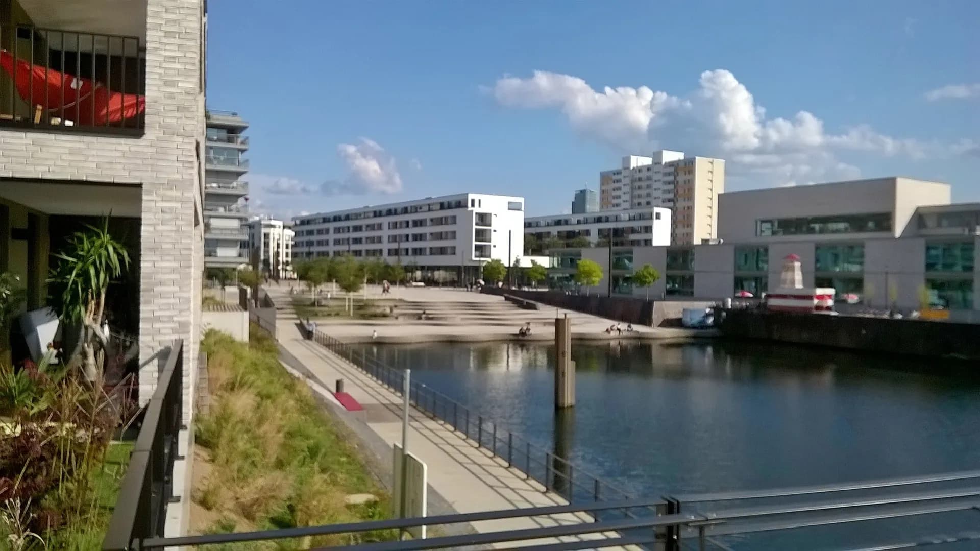 Blick auf das Hafenbecken in Offenbach-Hafen