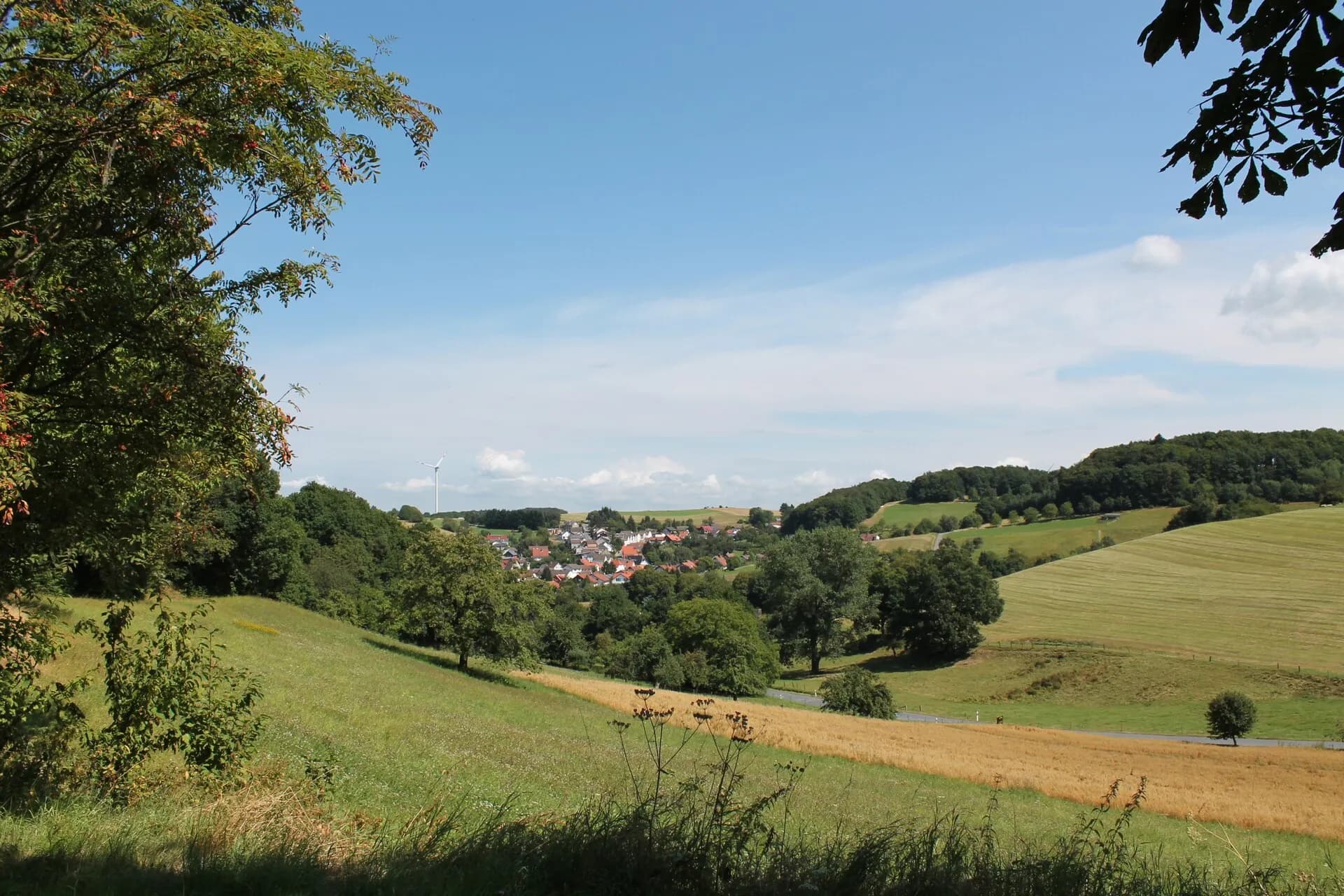 Blick über die Felder auf Ober-Beerbach in Seeheim-Jugenheim