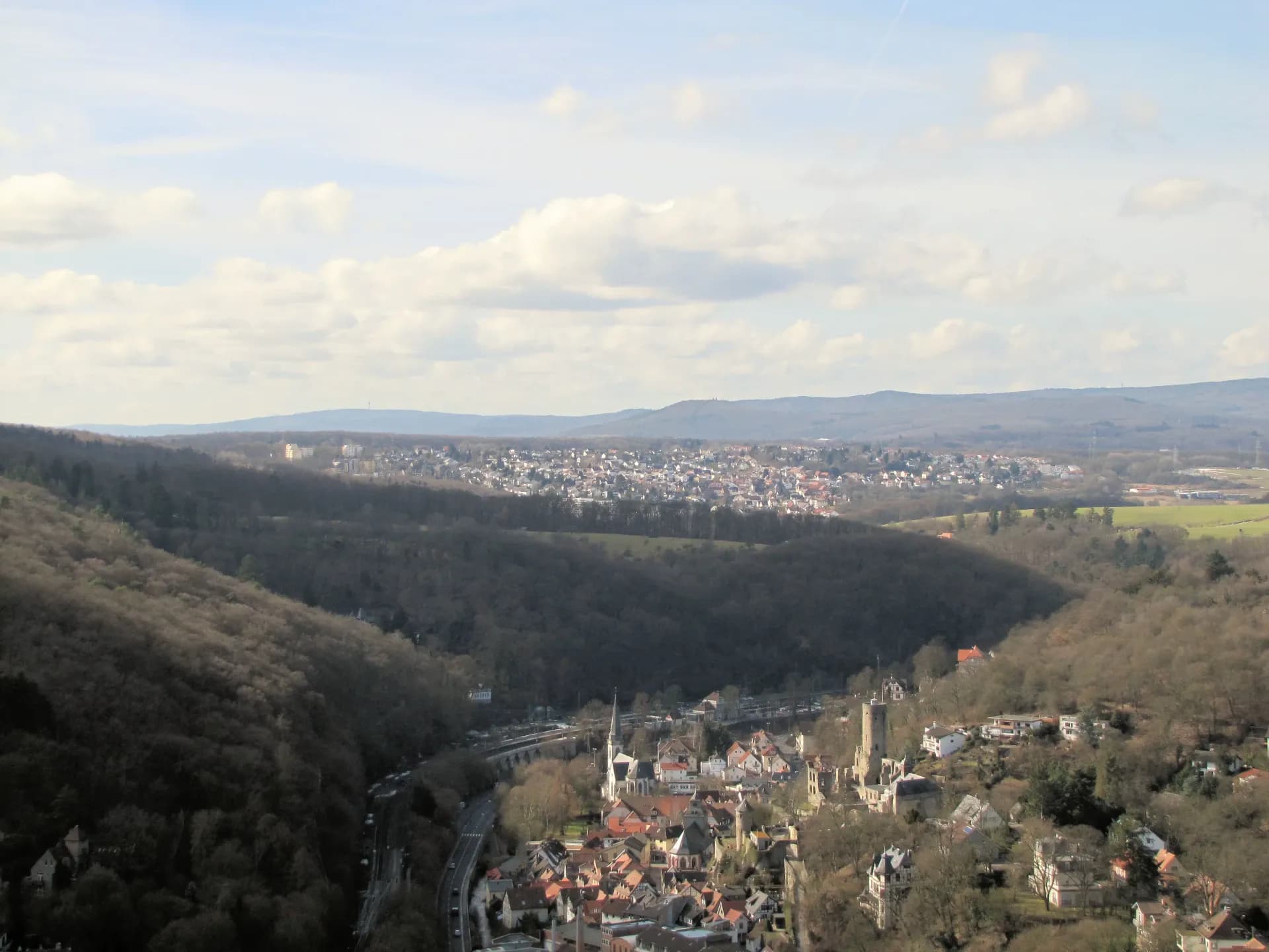 Blick über Eppstein zum Stadtteil Bremthal
