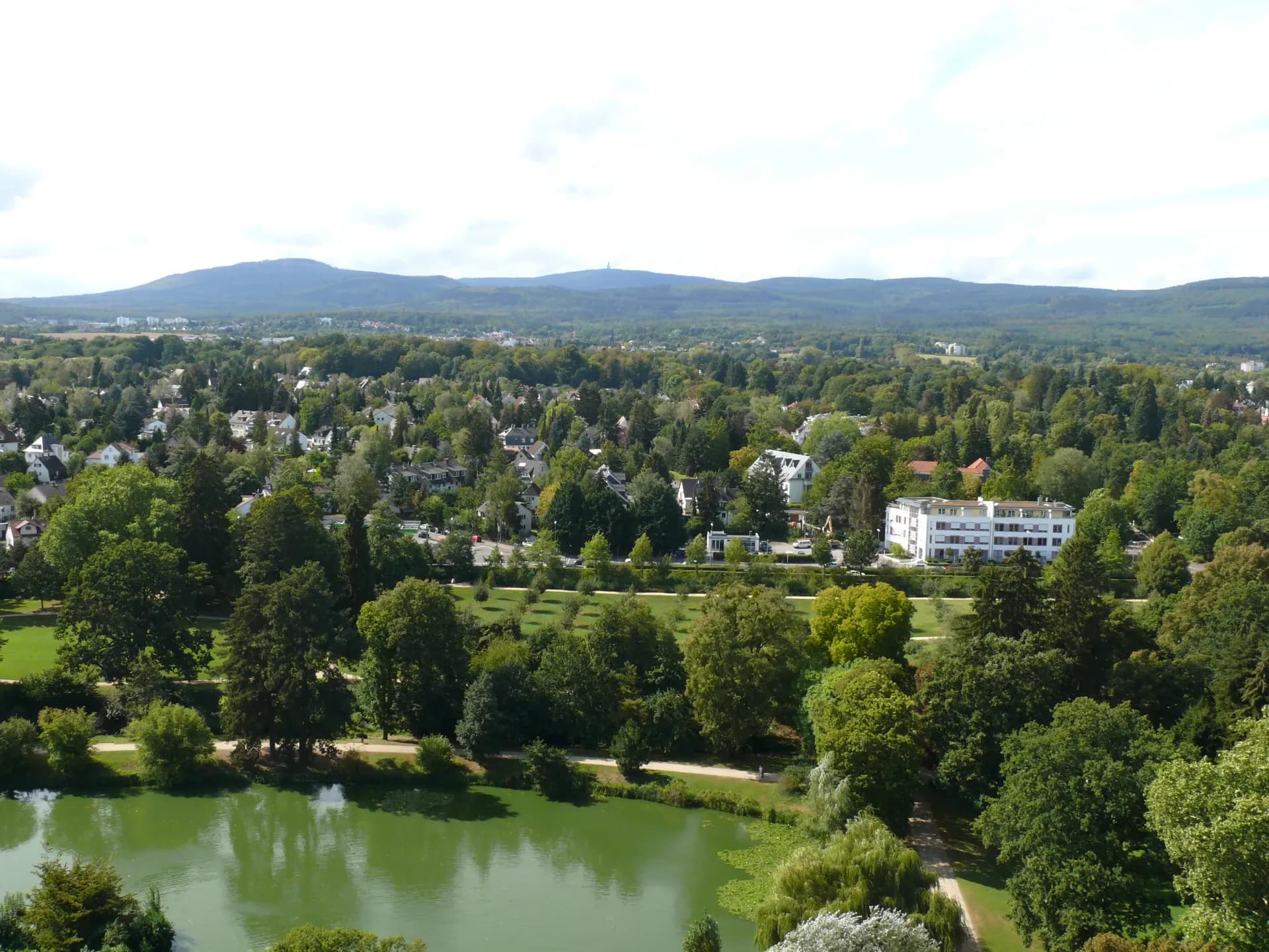 Blick vom Weißen Turm über den Schlossweiher zum Taunus