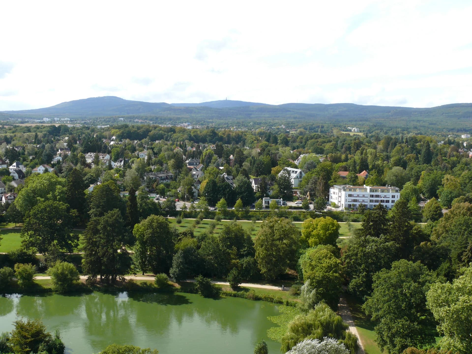 Blick vom Weißen Turm über den Schlossweiher zum Taunus