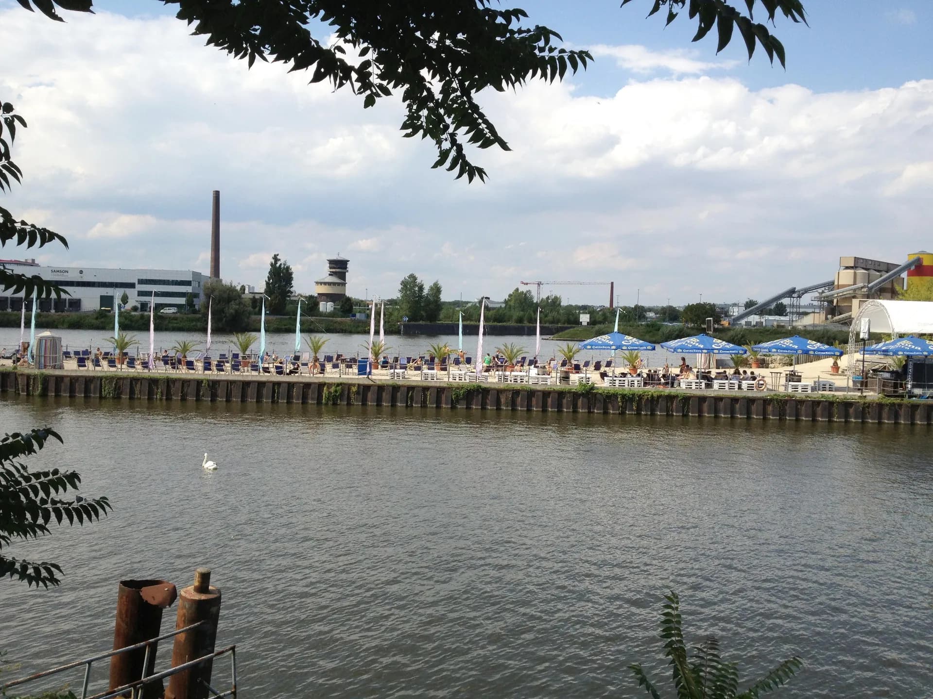 Blick über das Hafenbecken zur Strandbar in Offenbach-Hafen