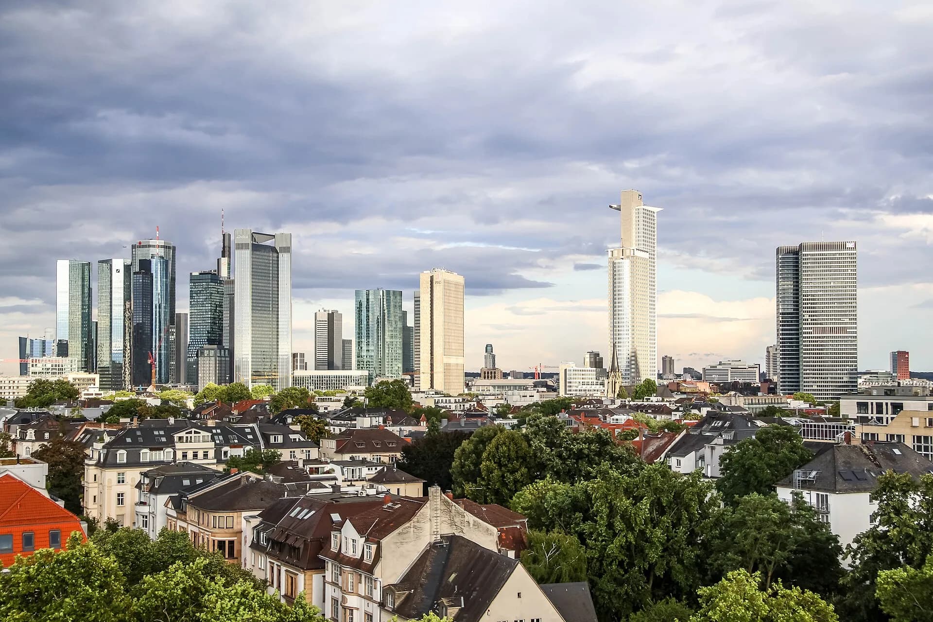 Blick über die Dächer zur Skyline im Frankfurter Westend