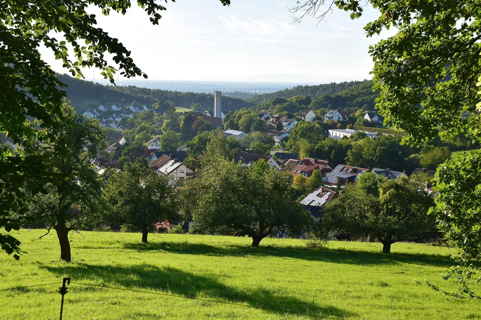 Blick über Aschaffenburg-Gailbach von den östlichen Streuobstwiesen