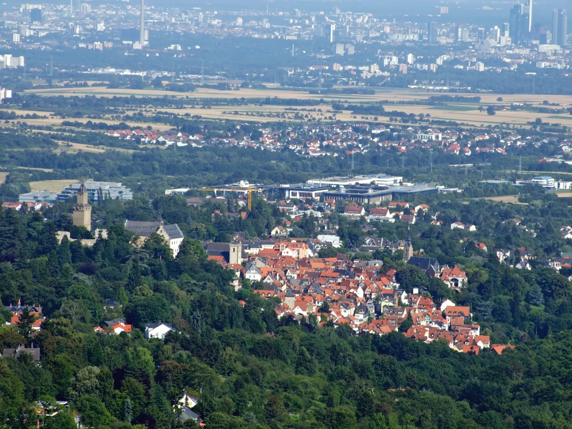 Blick über Kronberg im Taunus zur Rhein-Main-Ebene