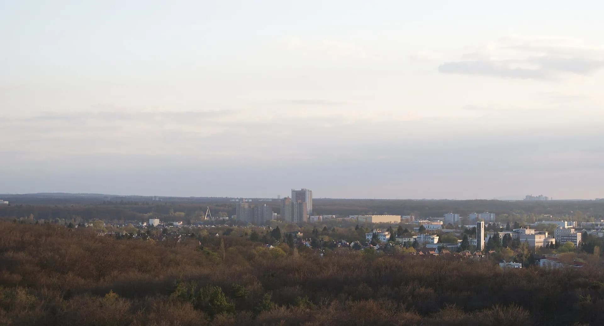 Blick von den südlichen Anhöhen über Offenbach am Main