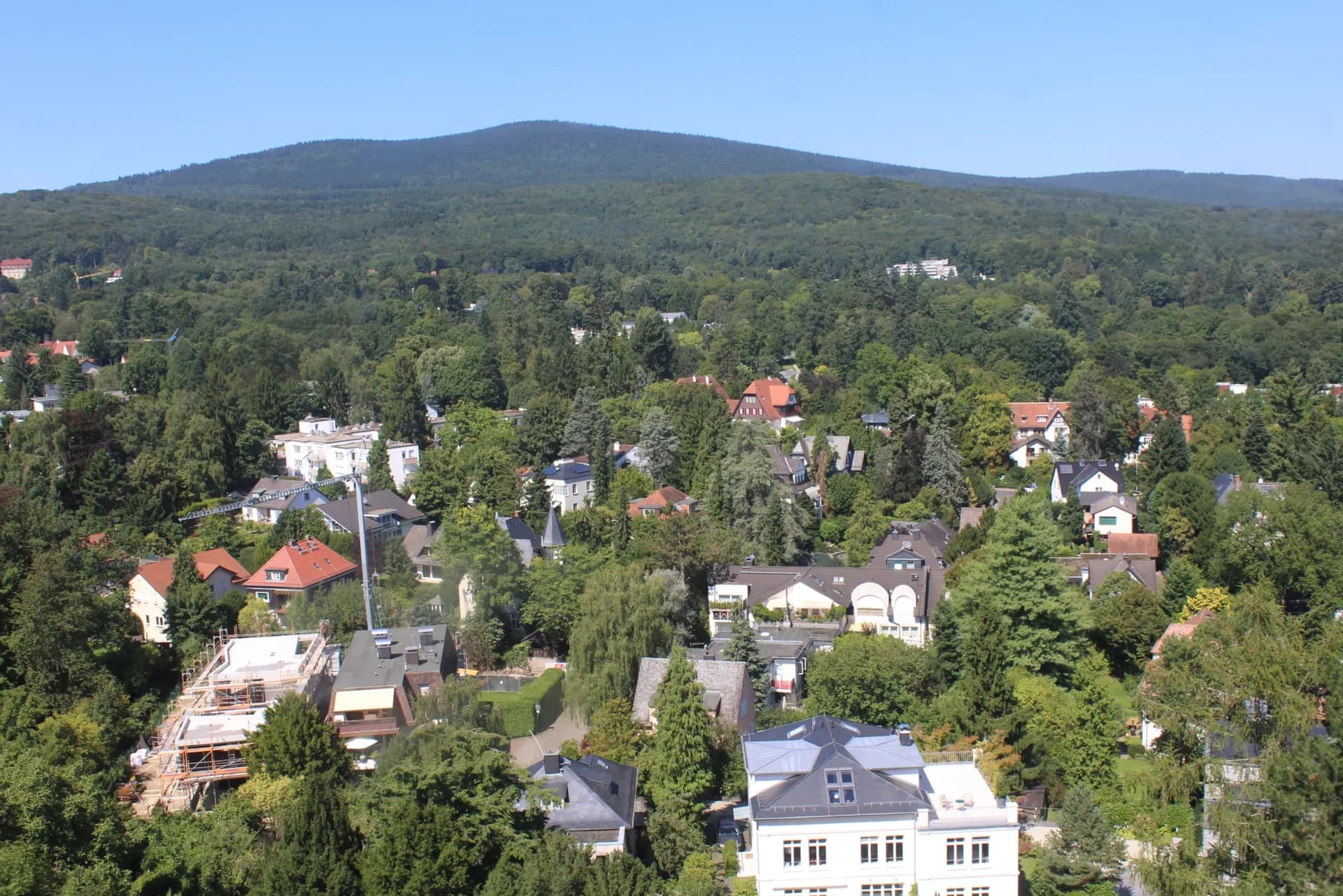 Blick von der Burg Kronberg zum Taunuskamm