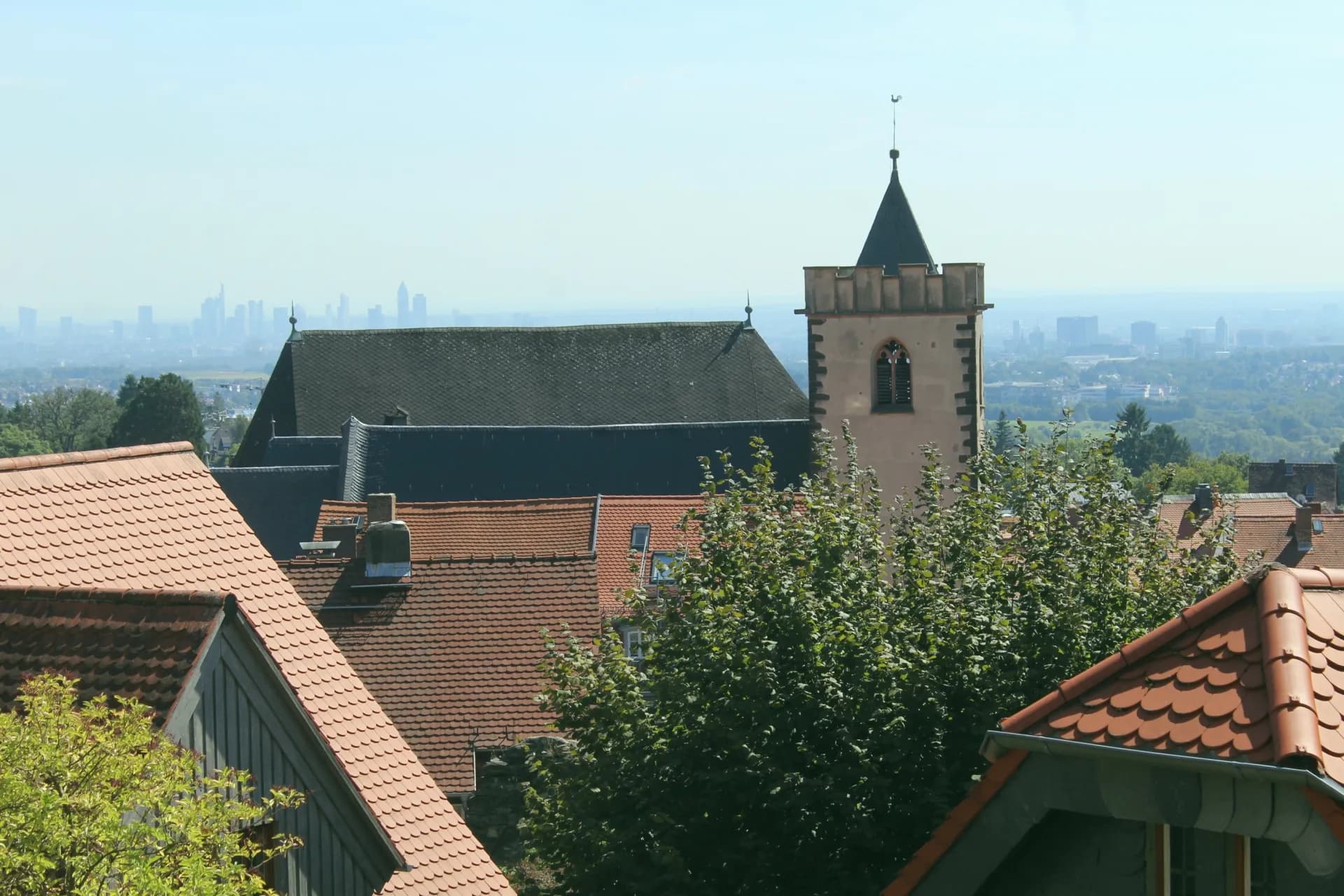 Blick von der Burg Kronberg zur Johanniskirche