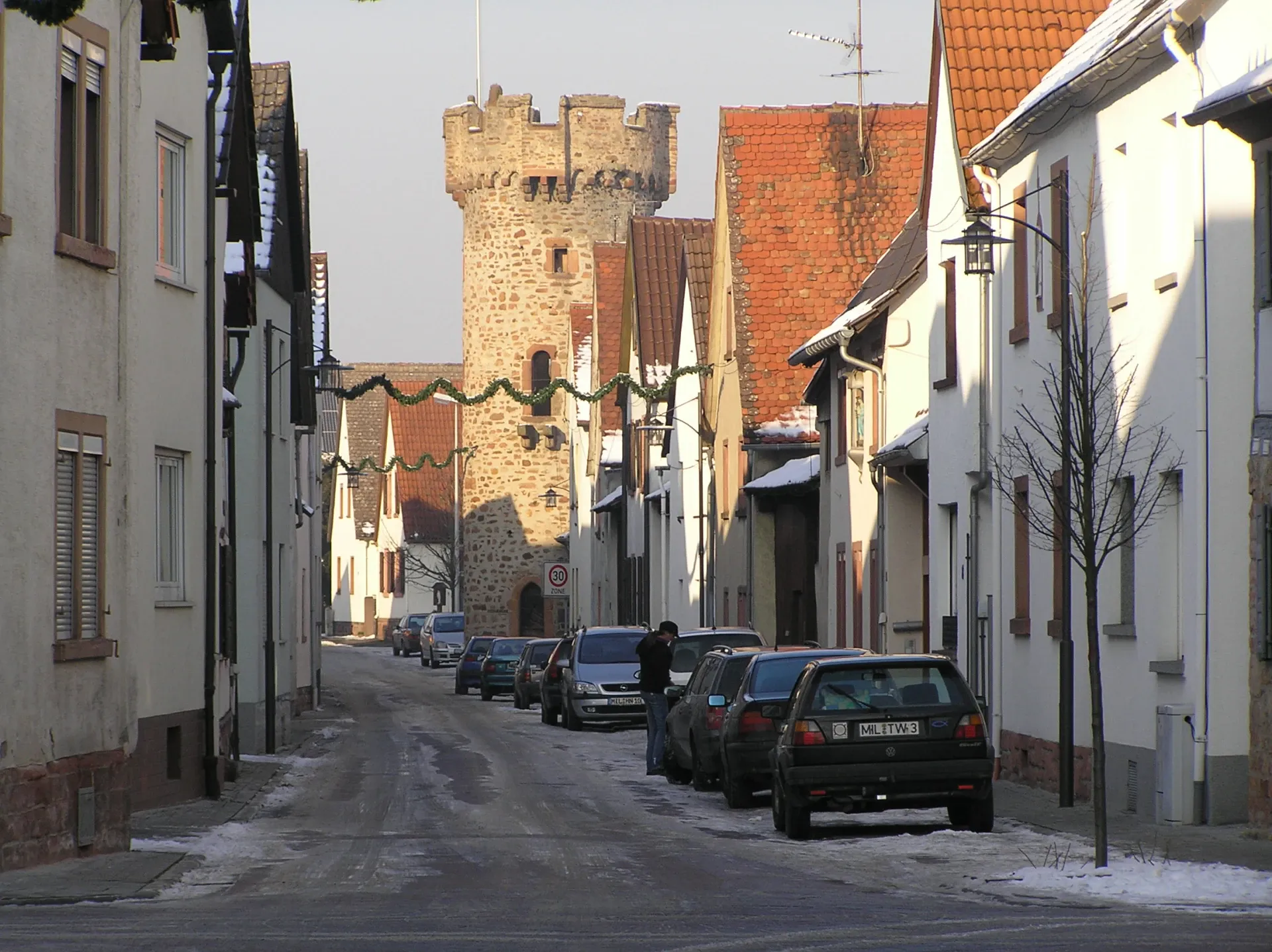 Straßenblick auf den mittelalterlichen Dorfturm in Großwallstadt