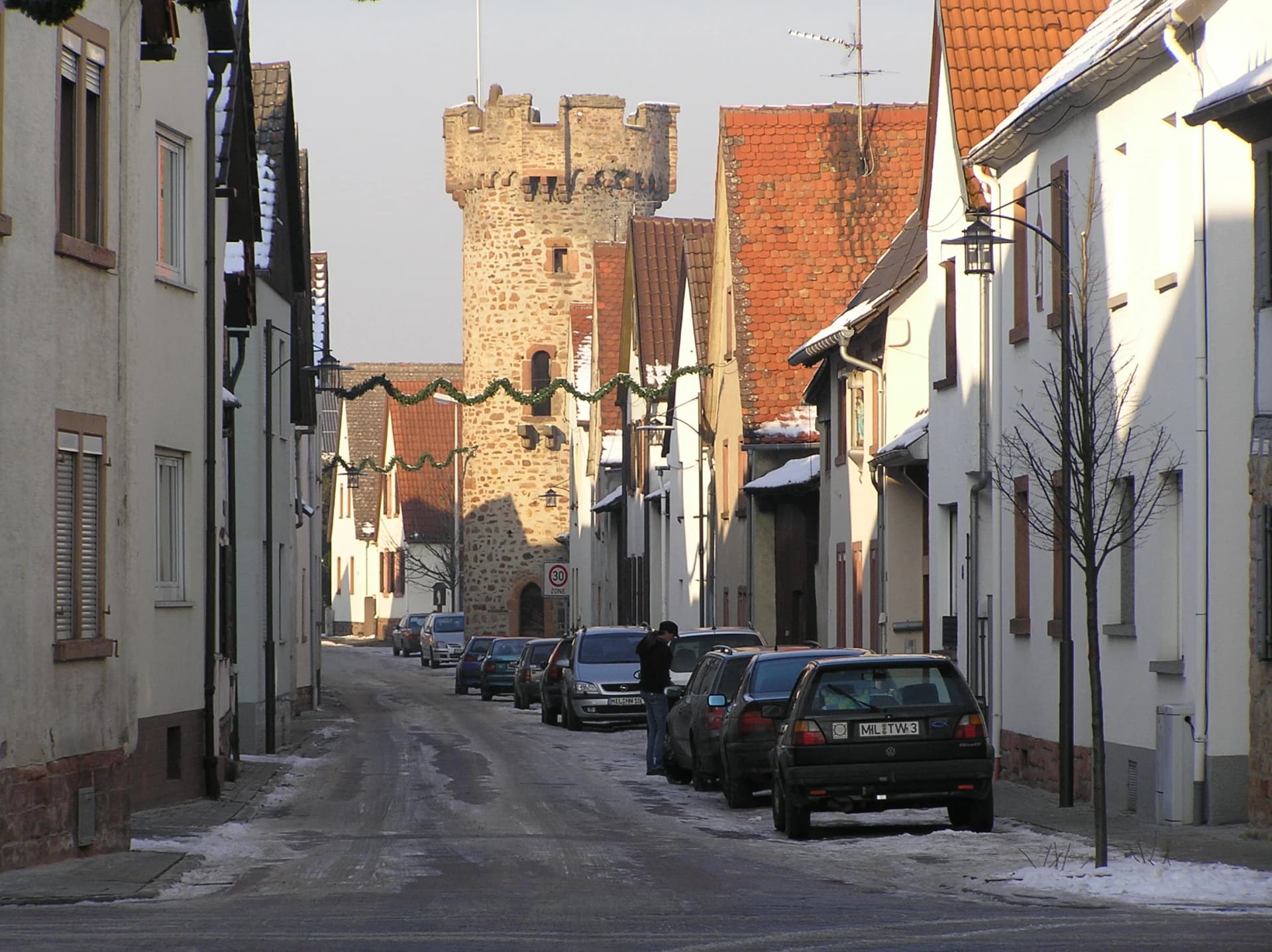 Straßenblick auf den mittelalterlichen Dorfturm in Großwallstadt