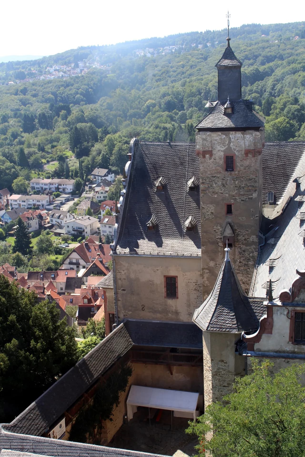 Blick zur Mittelburg der Burg Kronberg