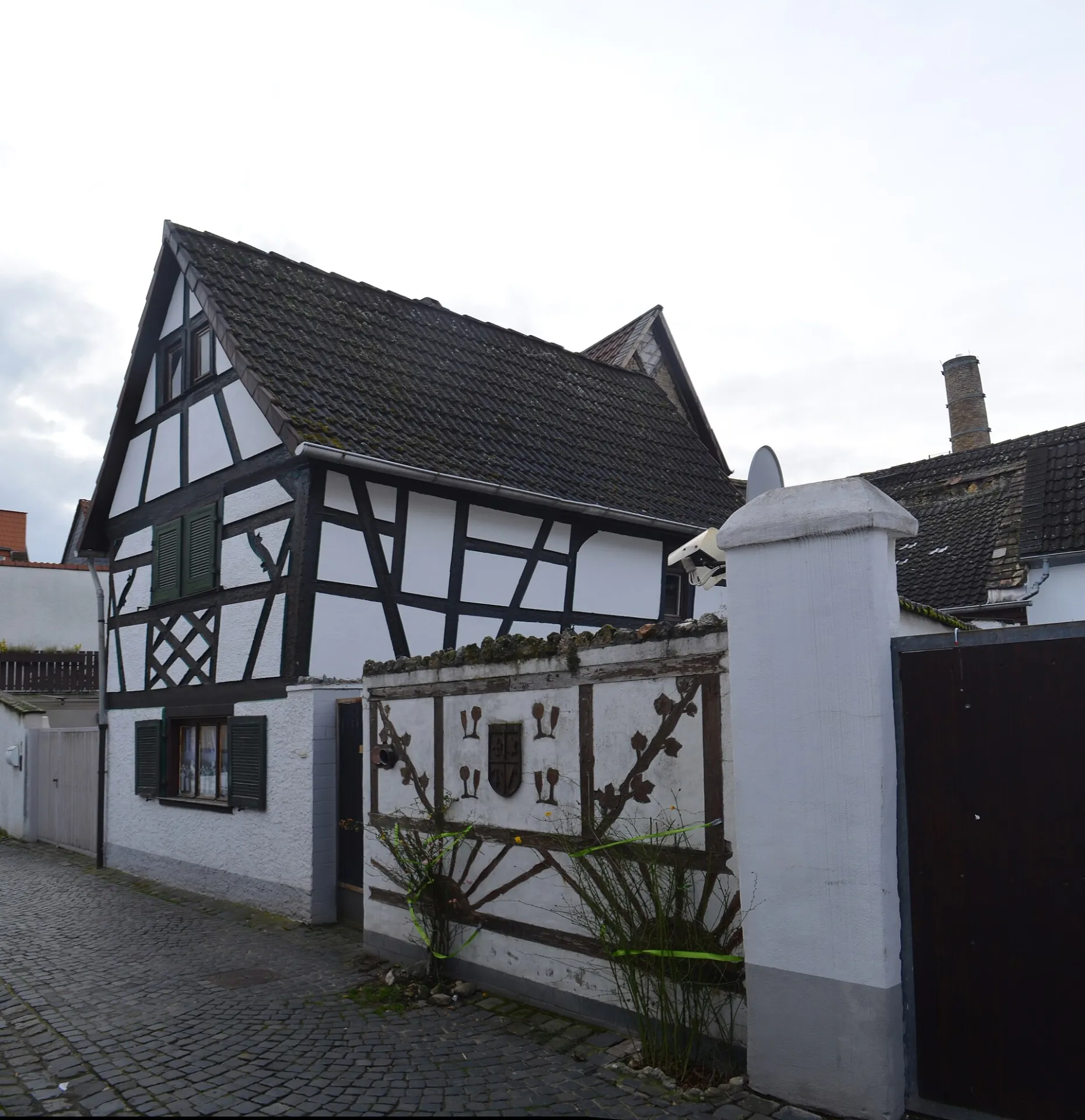 Fachwerkhaus hinter der Hofmauer in der Blumengasse in Hochheim am Main