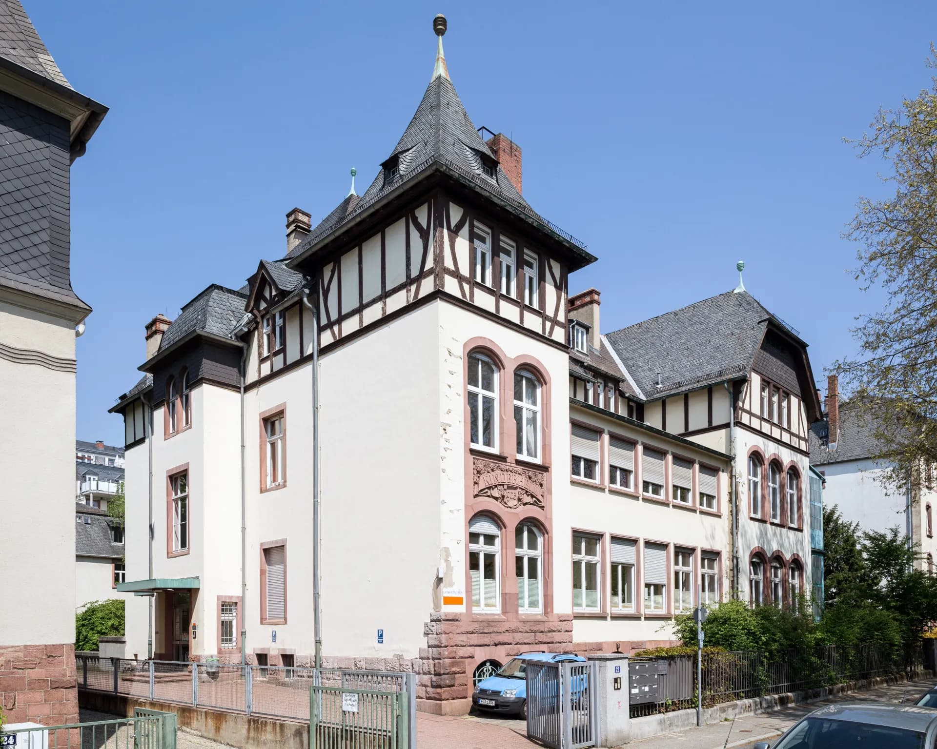 Villa mit Zierfachwerk an der Böttgerstraße im Frankfurter Nordend