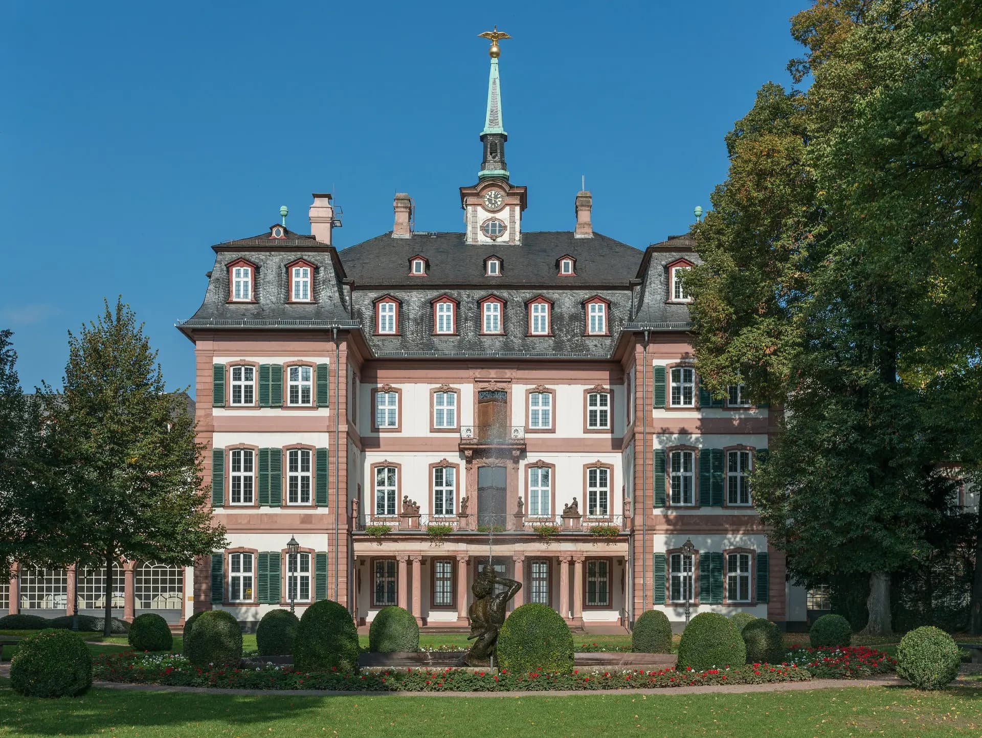 Mittelbau des Bolongaropalasts in Frankfurt Höchst