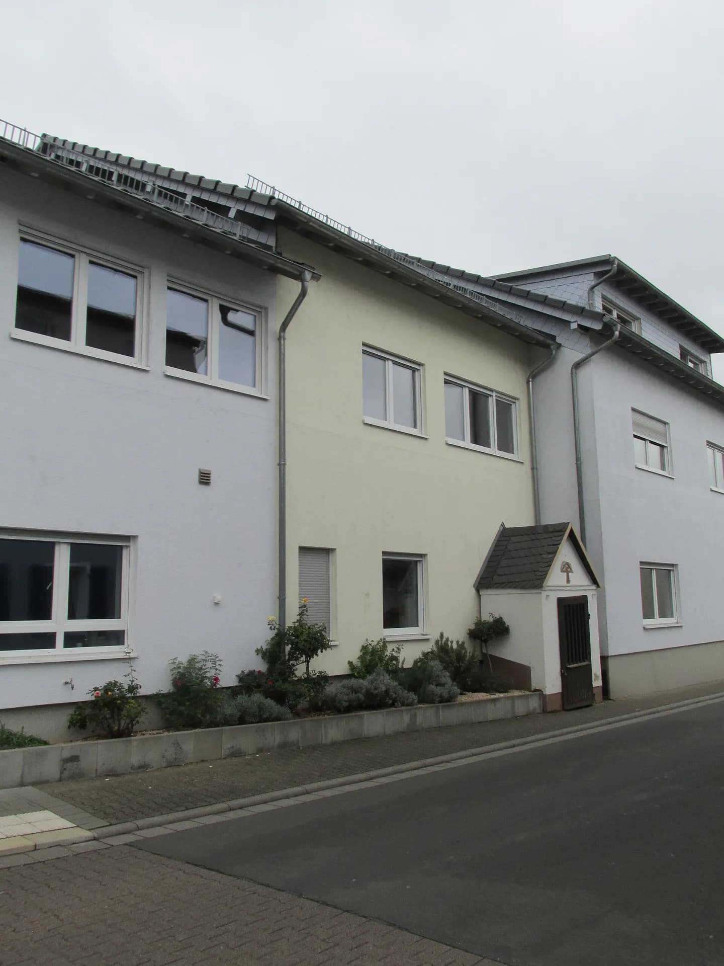 Wohnhaus mit Heiligenhäuschen an der Bommersheimer Straße 74 in Oberursel-Bommersheim