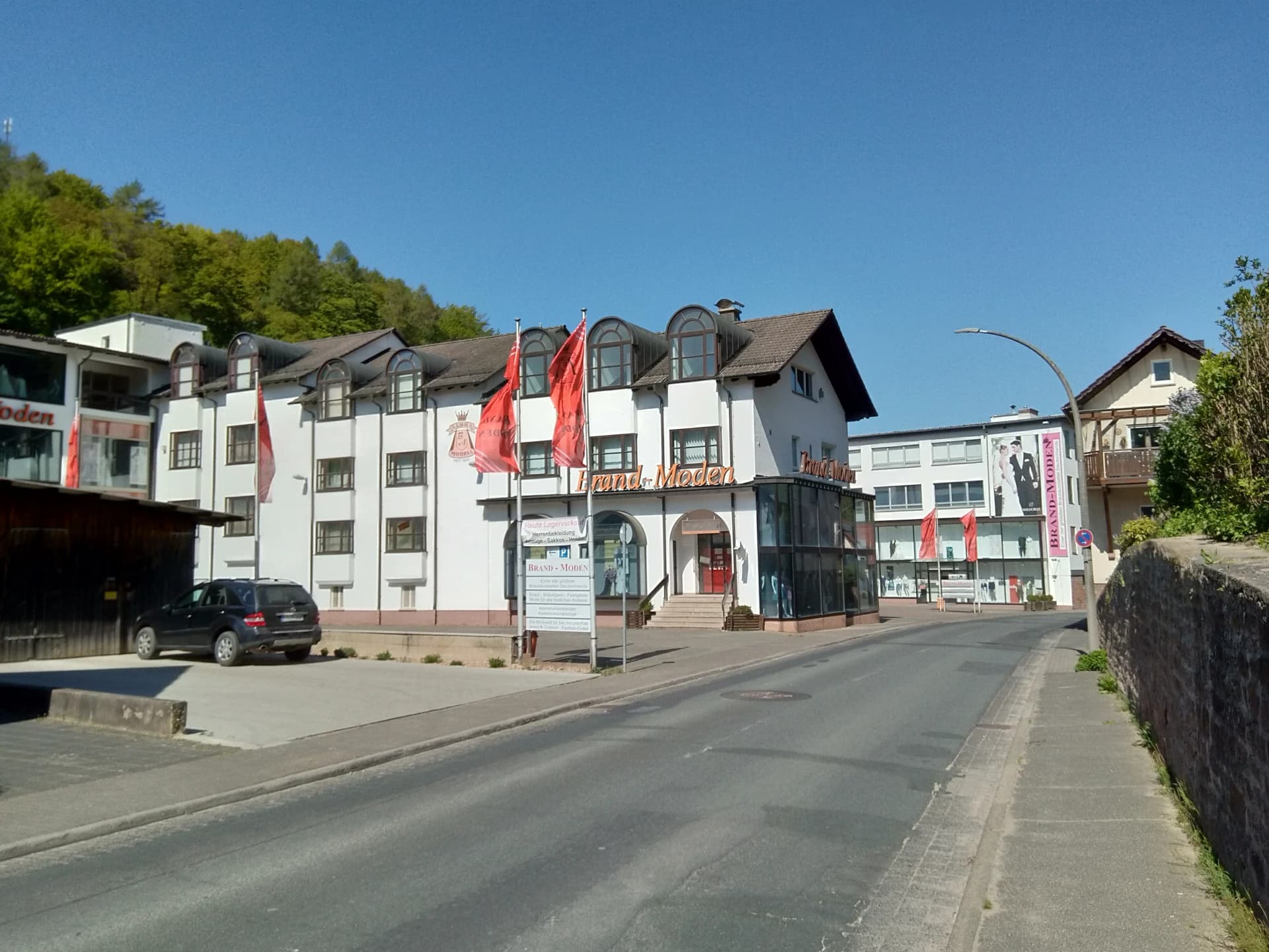 Firmengebäude von Brand-Moden an der Durchgangsstraße in Leidersbach