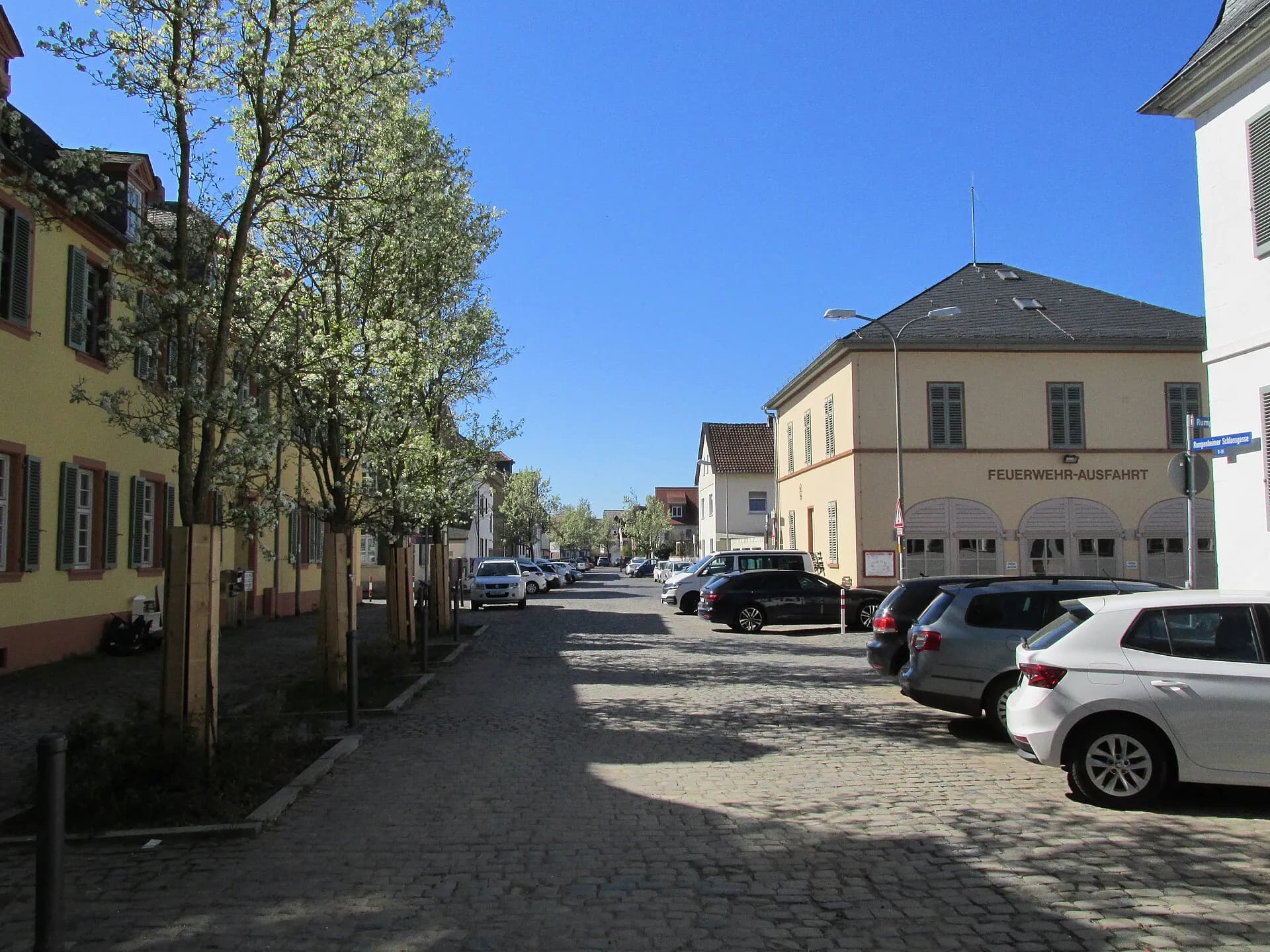 Breite Straße im Ortskern von Offenbach-Rumpenheim