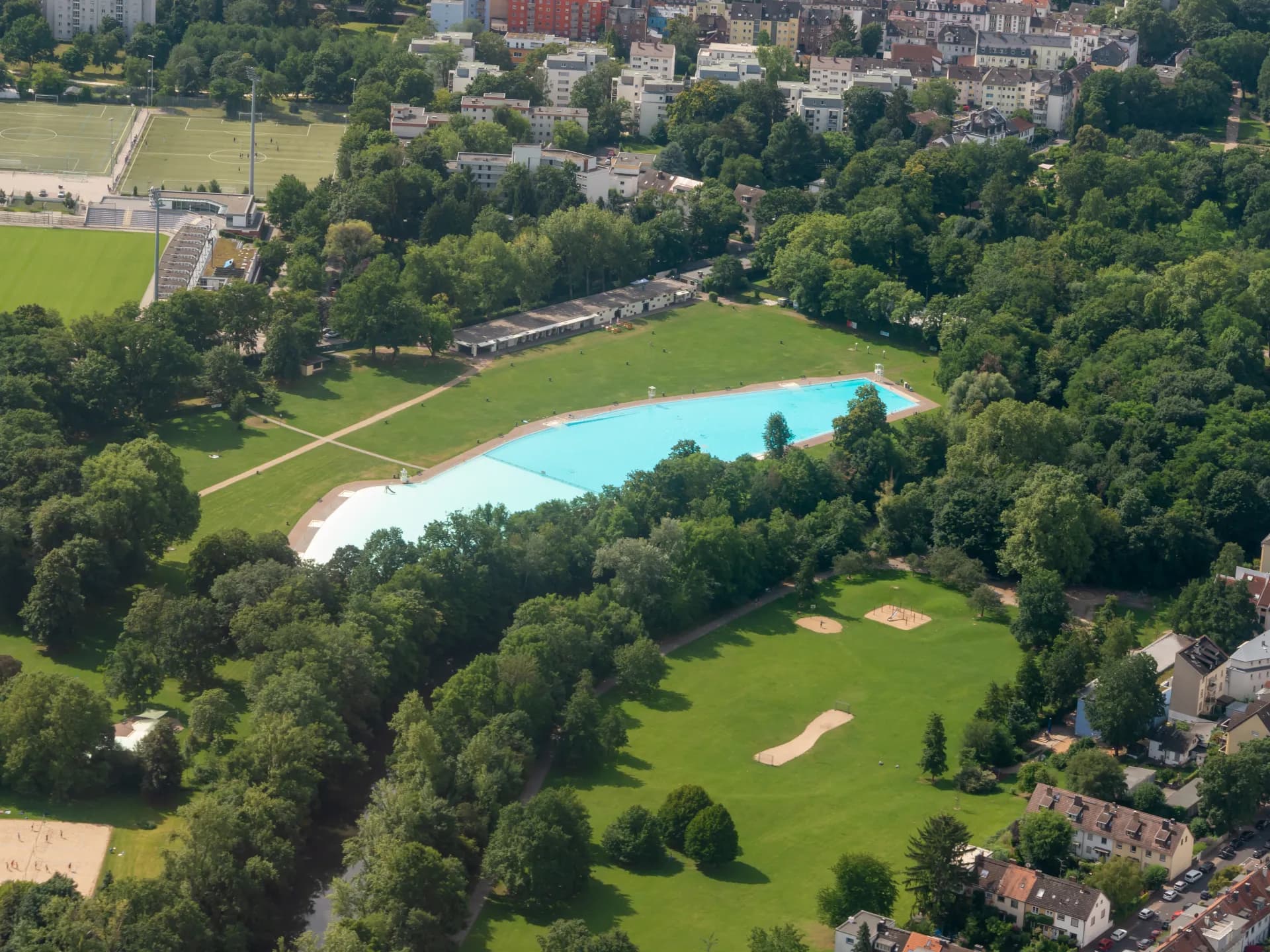 Luftbild vom Brentanobad in Frankfurt Rödelheim