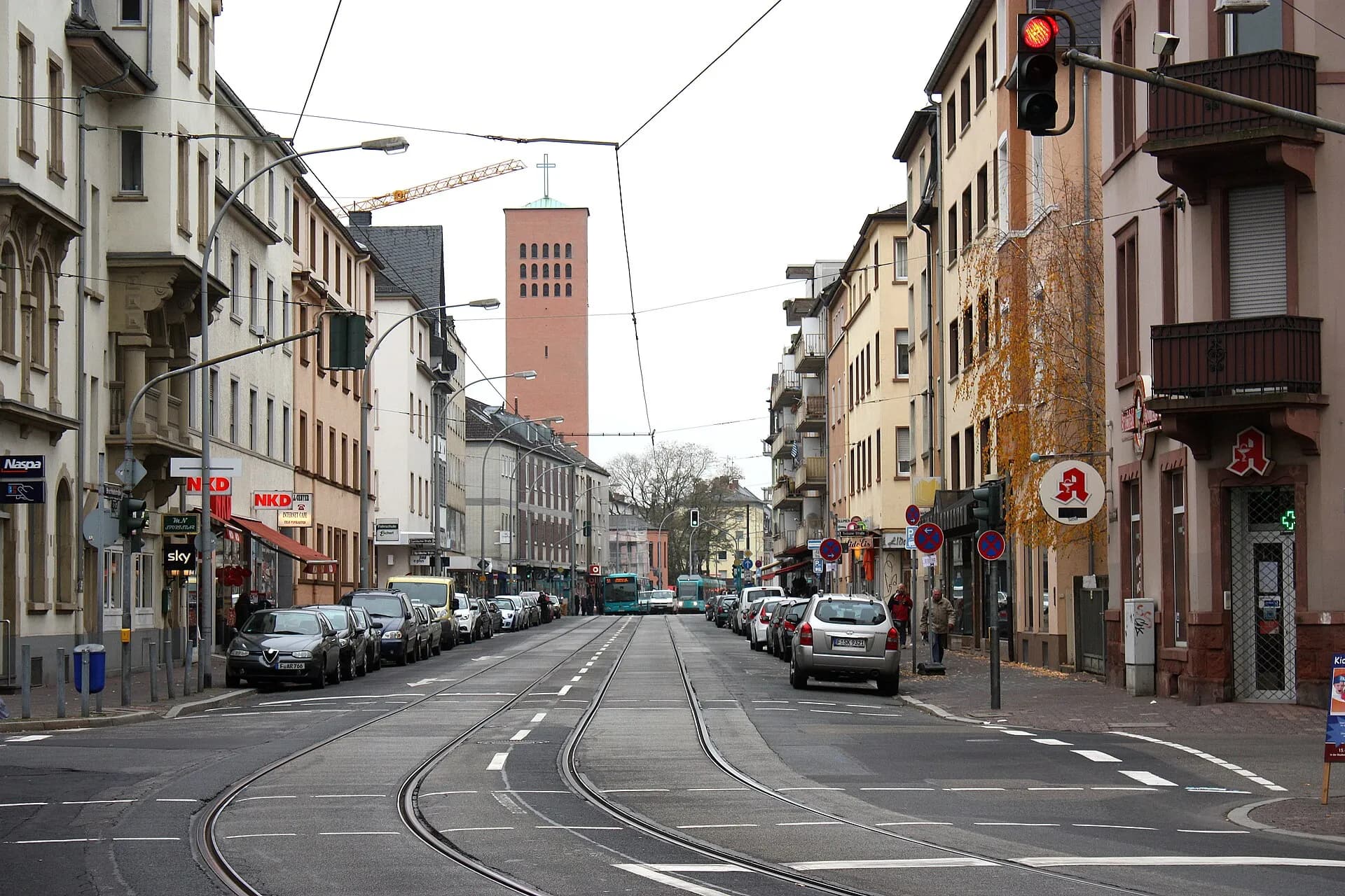 Bruchfeldstraße mit Blick zur Kirche in Frankfurt Niederrad