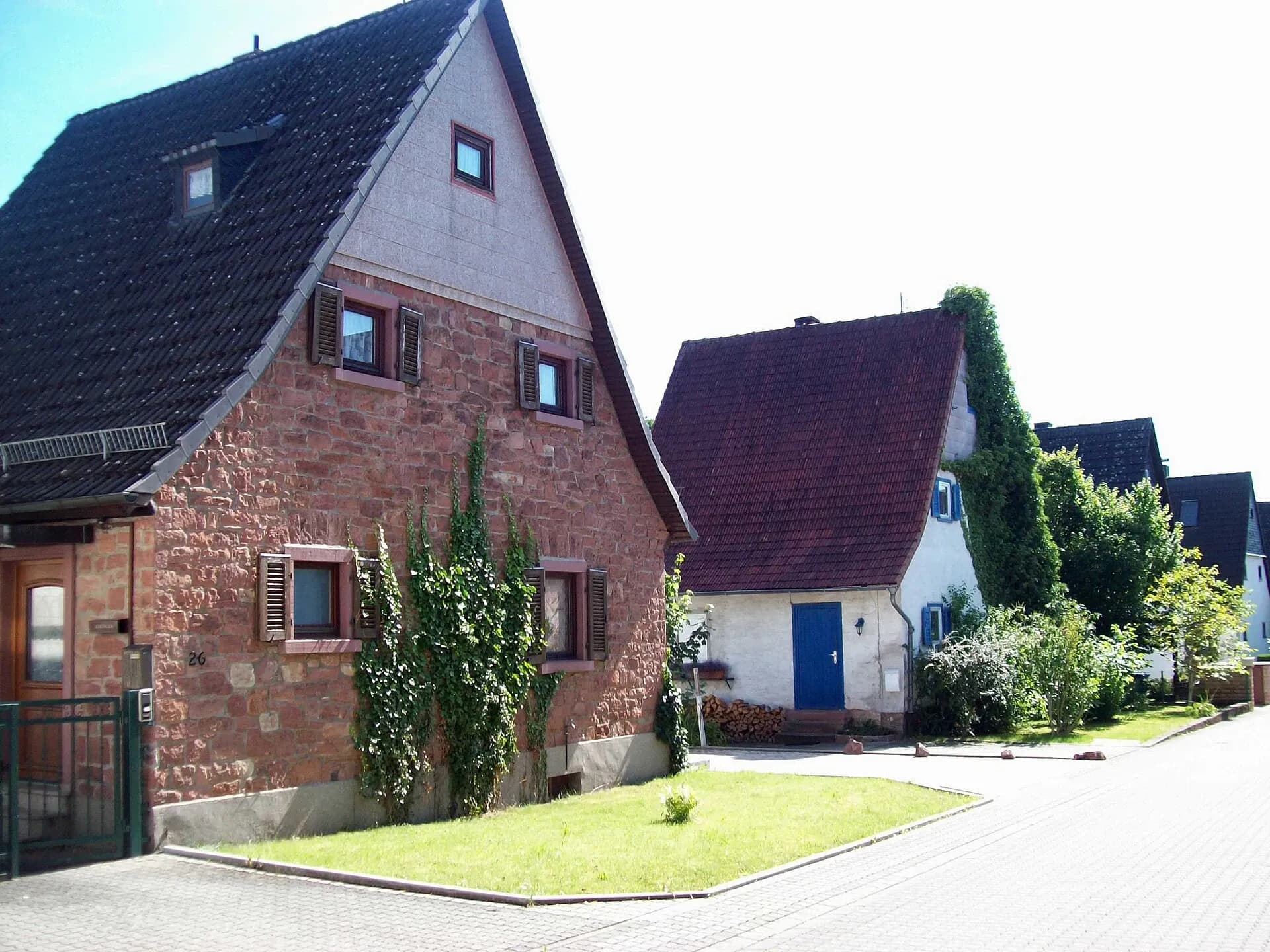 Wohnhaus mit Bruchsteinfassade in der Dankwartstraße in der Obernauer Kolonie in Aschaffenburg