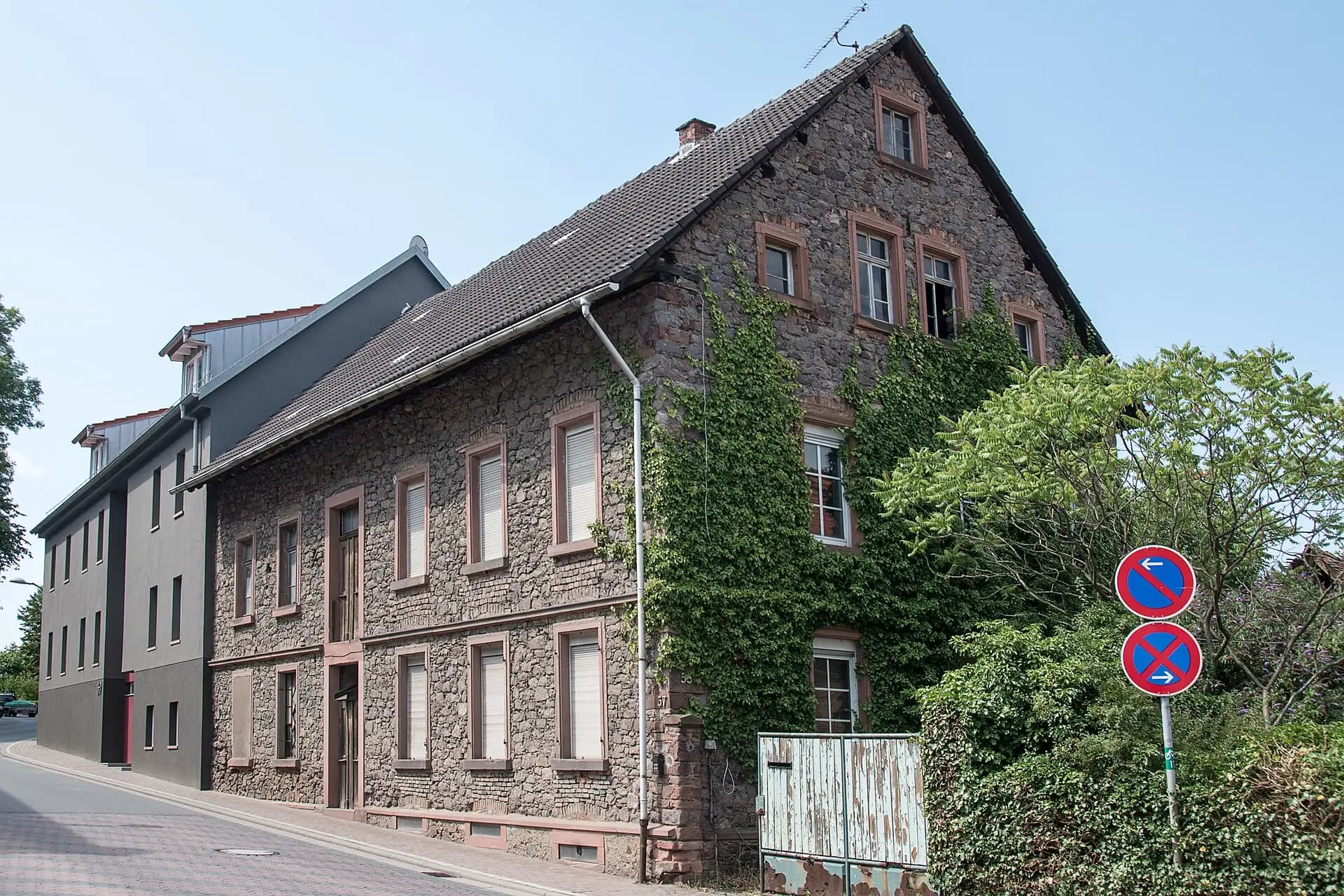 Bruchsteinhaus an der Darmstädter Straße 55-57 in Ober-Ramstadt