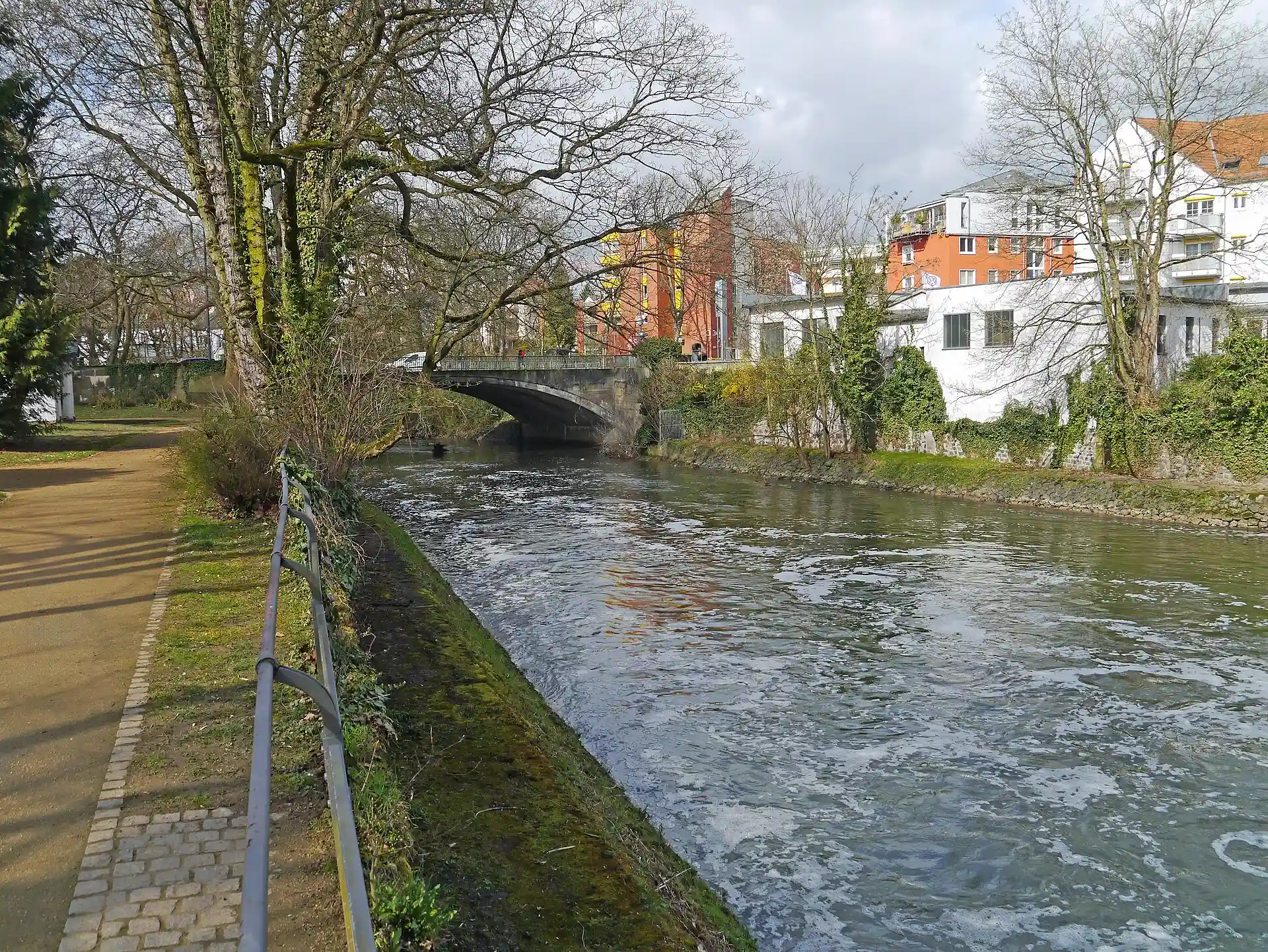 Brücke der Straße Auf der Insel über die Nidda in Frankfurt Rödelheim