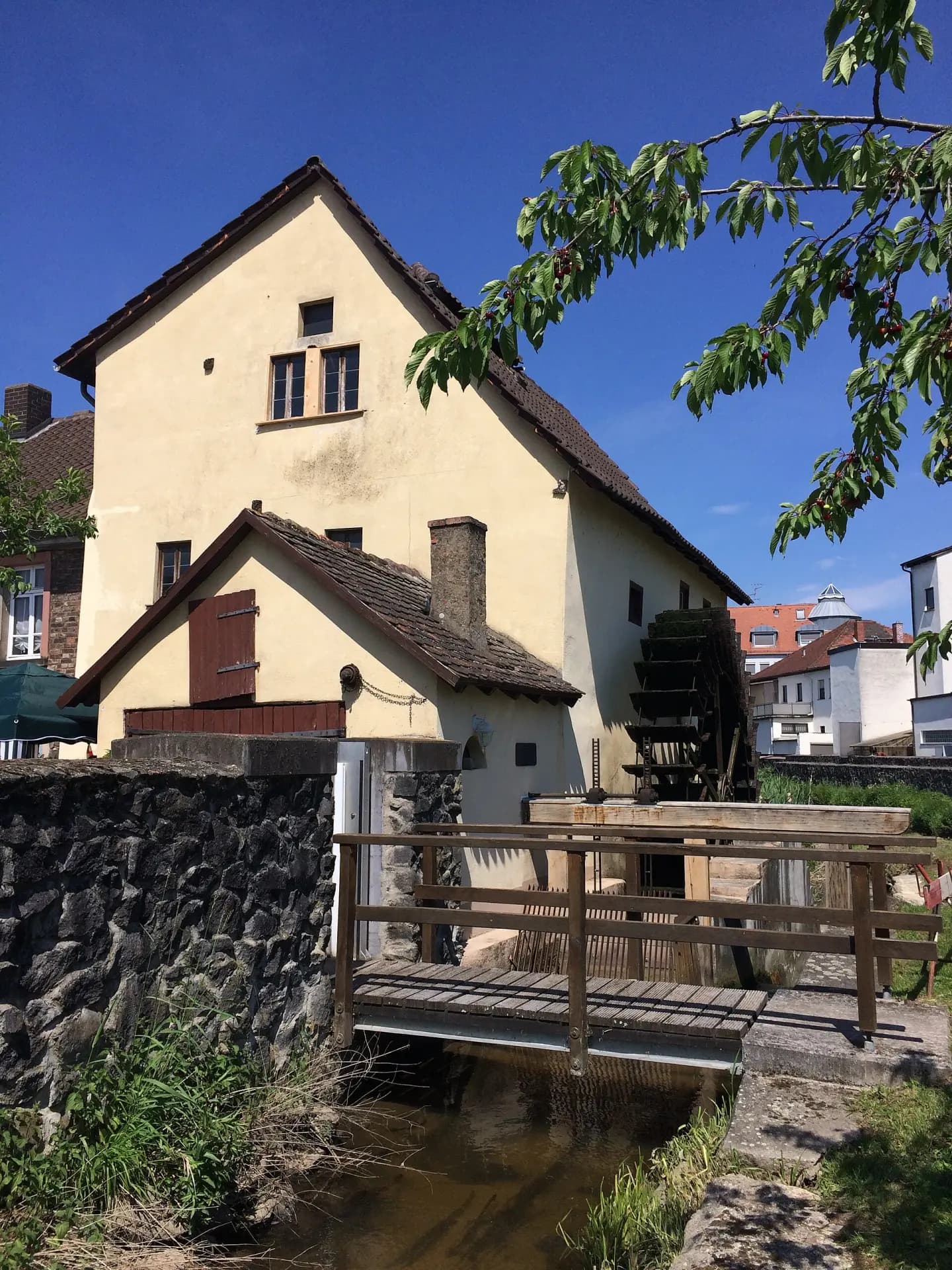 Giebelseite der ehemaligen Brückenmühle in Mühlheim am Main
