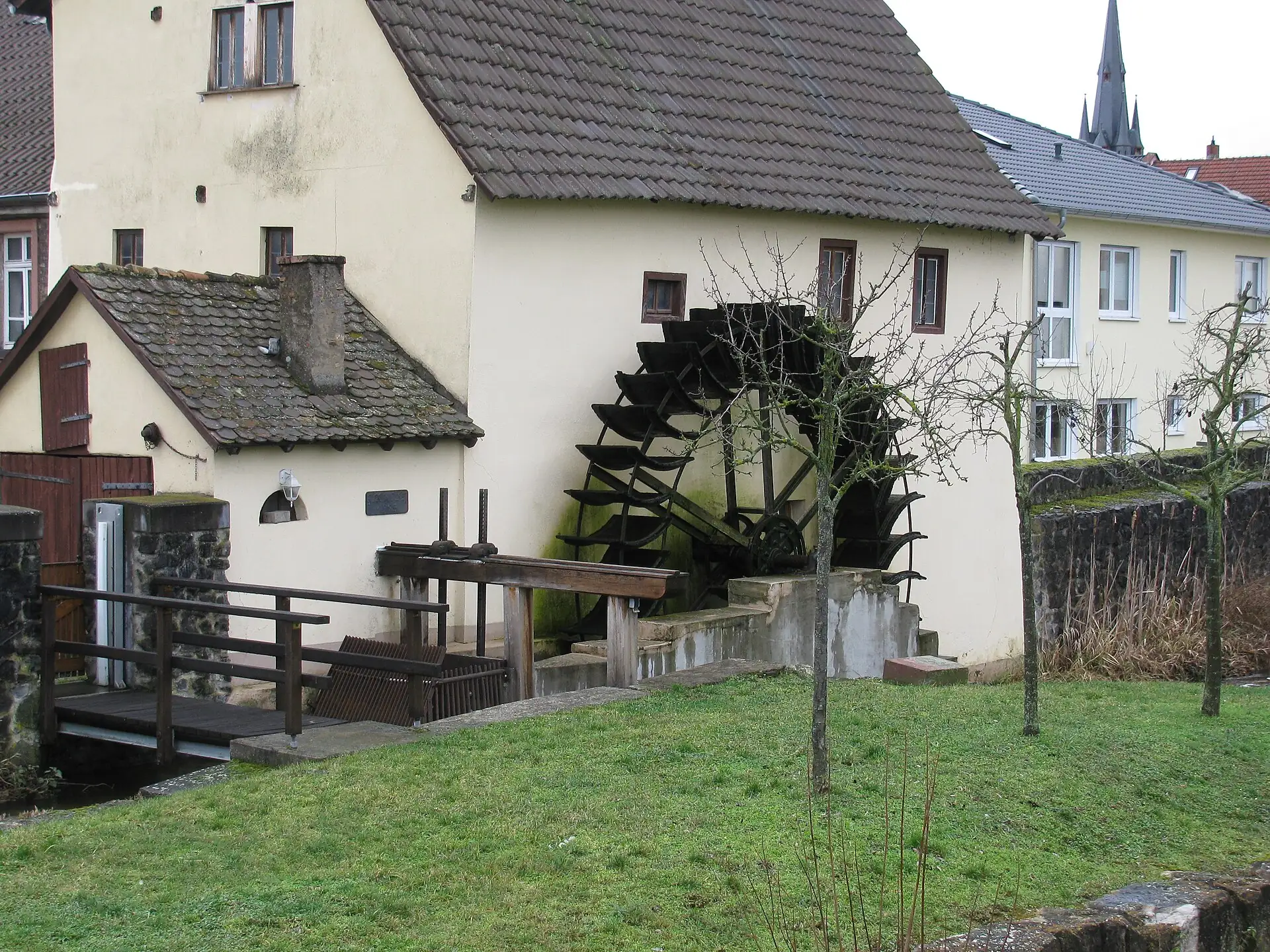 Mühlrad der ehemaligen Brückenmühle in Mühlheim am Main