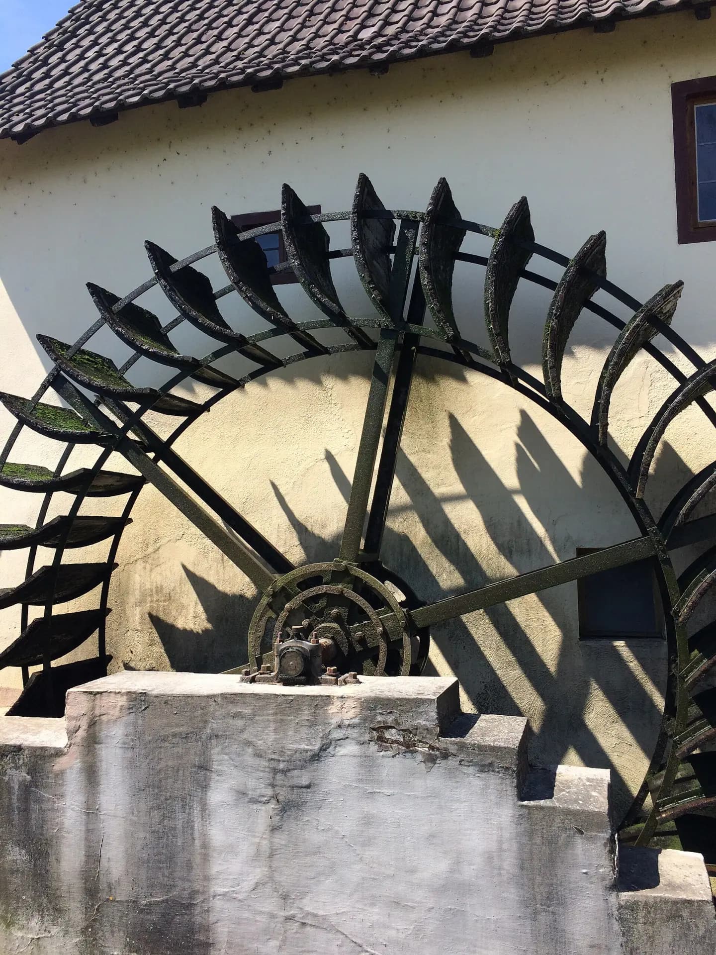 Radkranz des Mühlrads der Brückenmühle in Mühlheim am Main