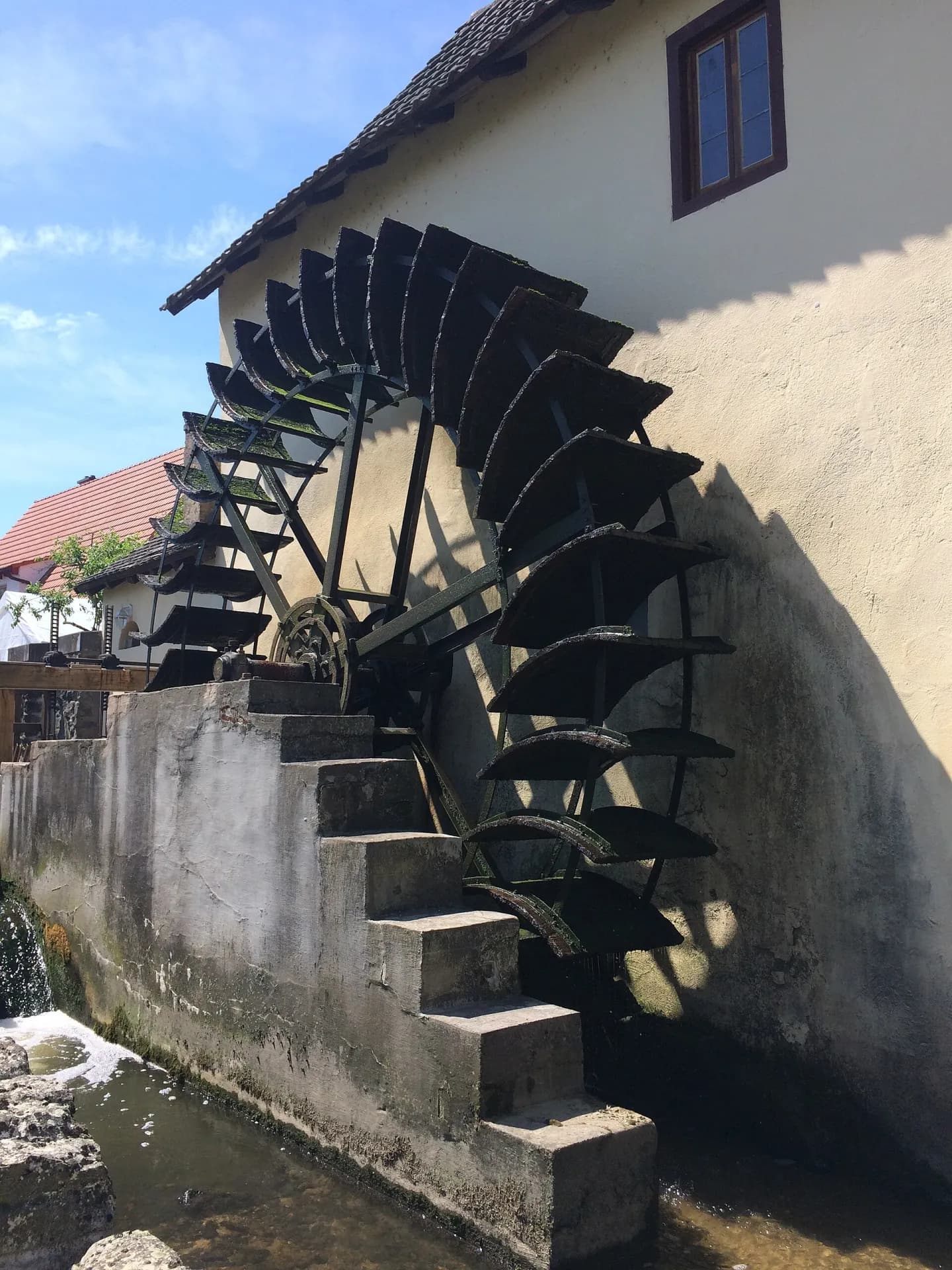Wasserrad an der ehemaligen Brückenmühle in Mühlheim am Main