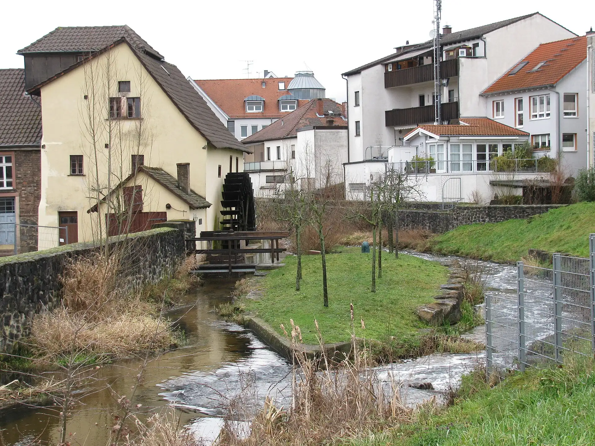 Bachlauf an der Brückenstraße mit Blick auf die Brückenmühle in Mühlheim am Main