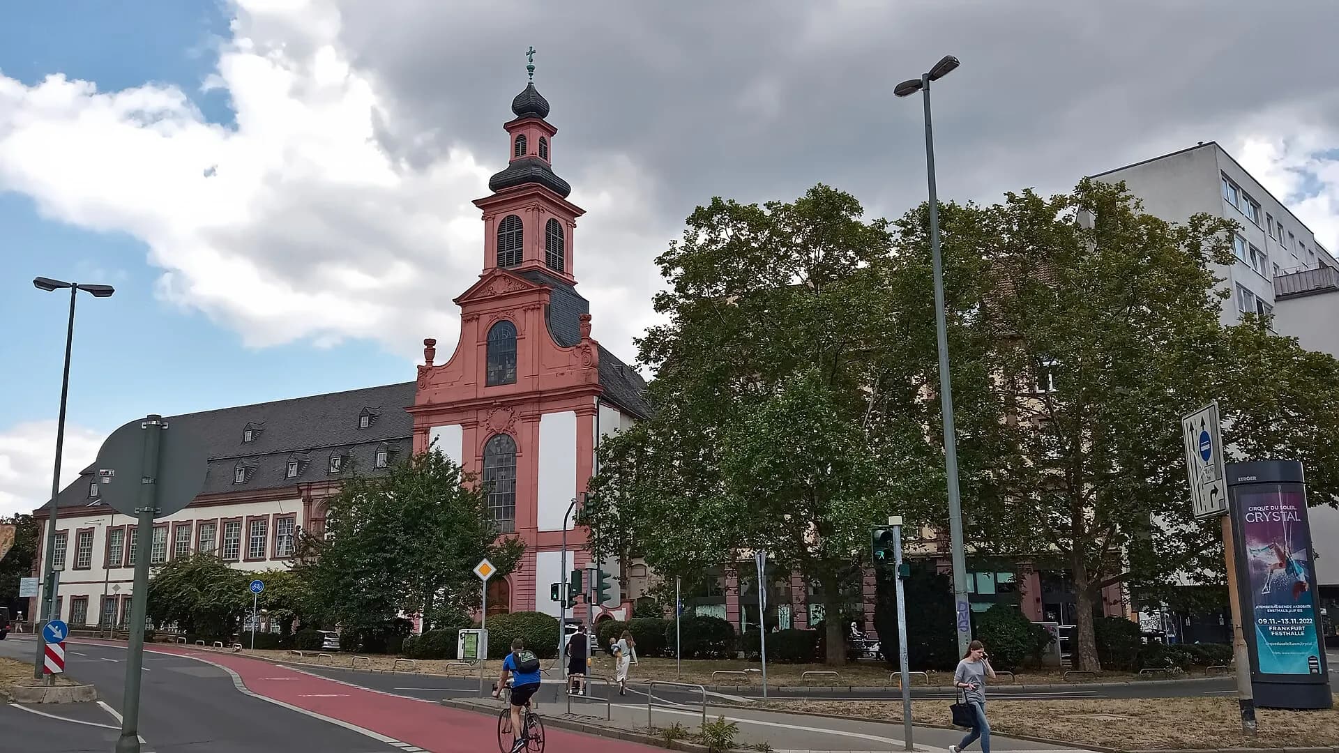 Brückenstraße mit der Deutschordenskirche in Frankfurt Sachsenhausen
