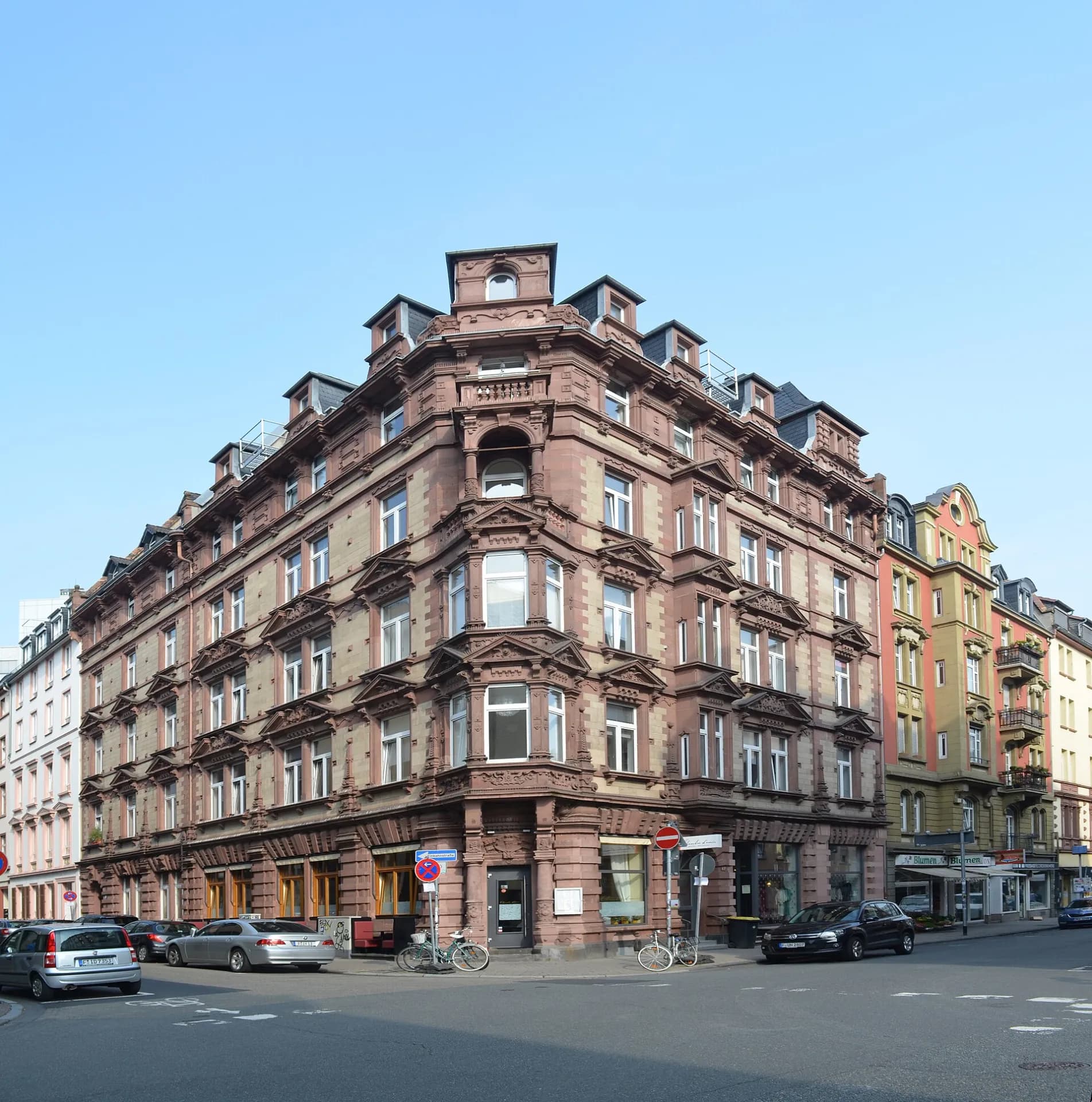 Gründerzeitliches Eckhaus an der Brückenstraße in Frankfurt Sachsenhausen