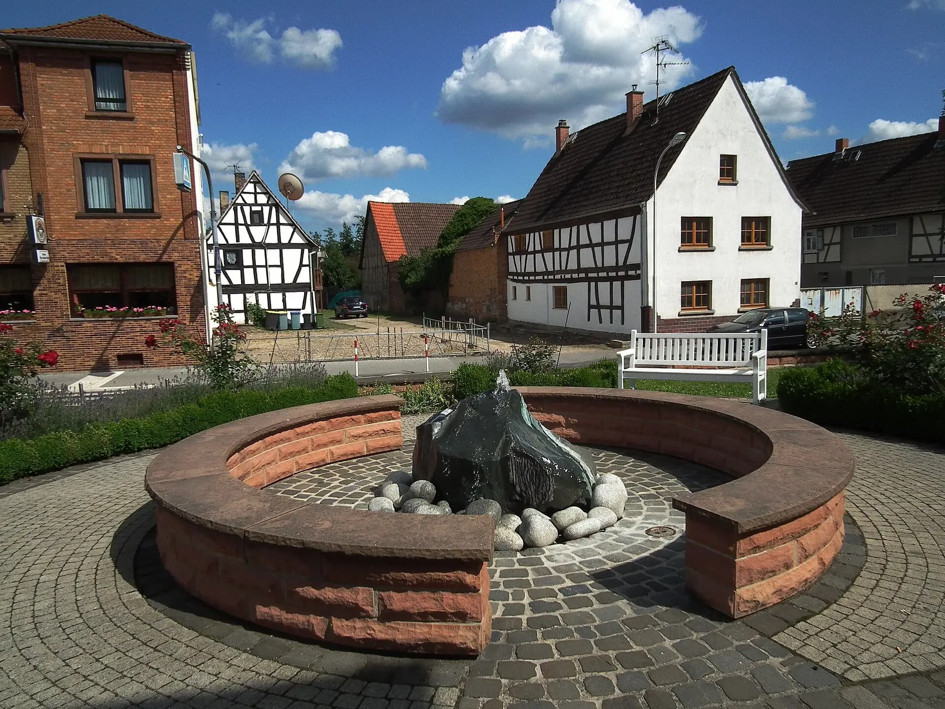 Brunnen vor Fachwerkhäusern in Rodgau-Dudenhofen