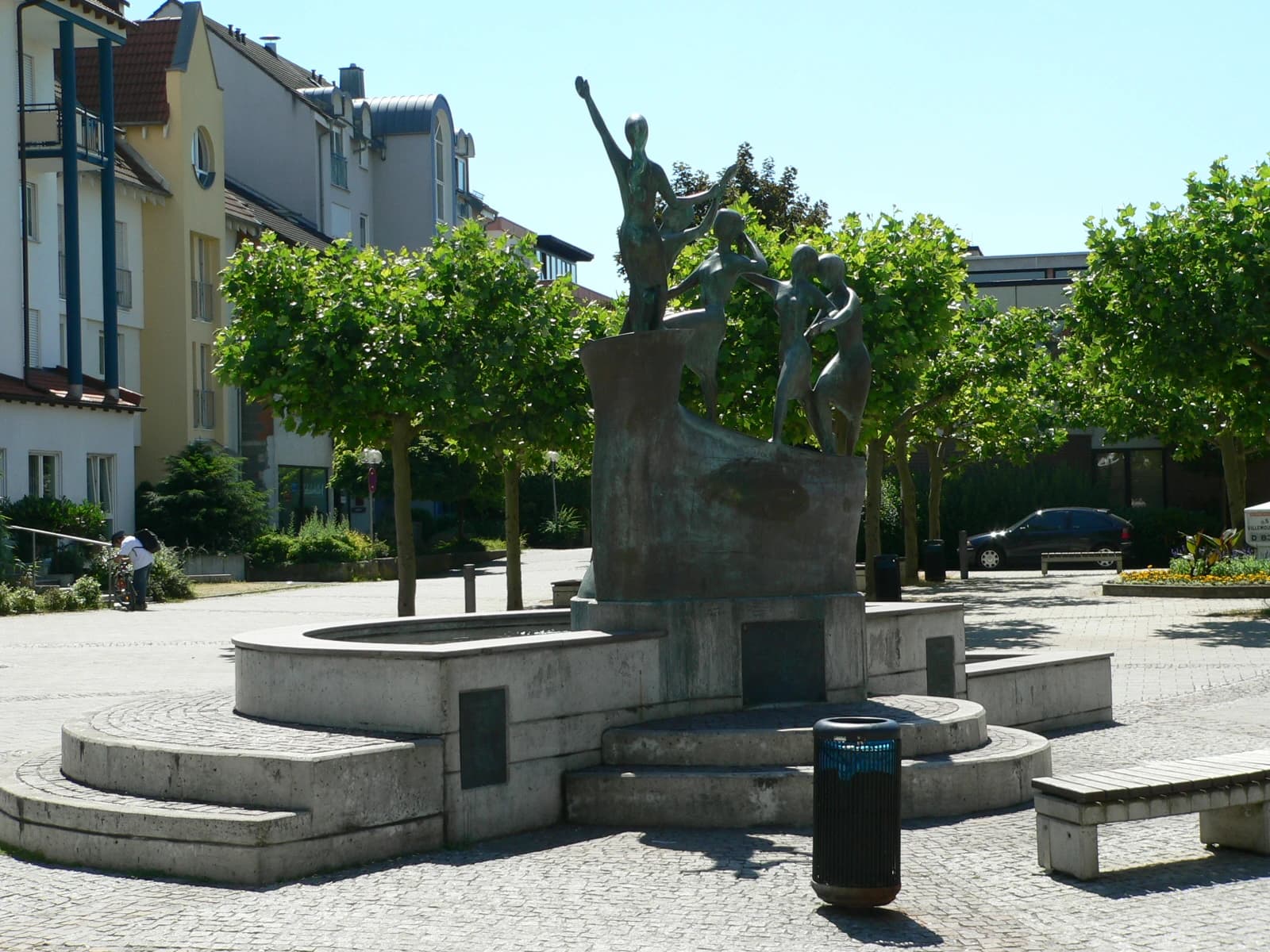 Brunnen mit Figurengruppe in der Ortsmitte von Rodgau