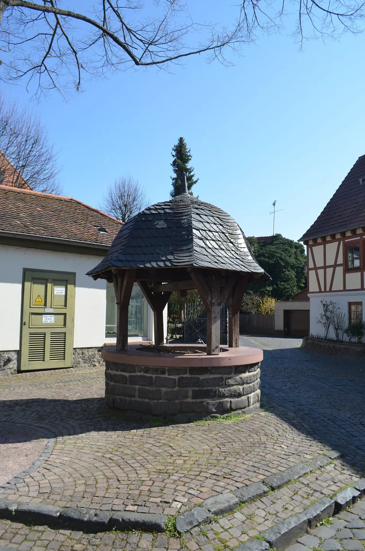 Überdachter Brunnen in der Wenckstraße in Hanau-Steinheim