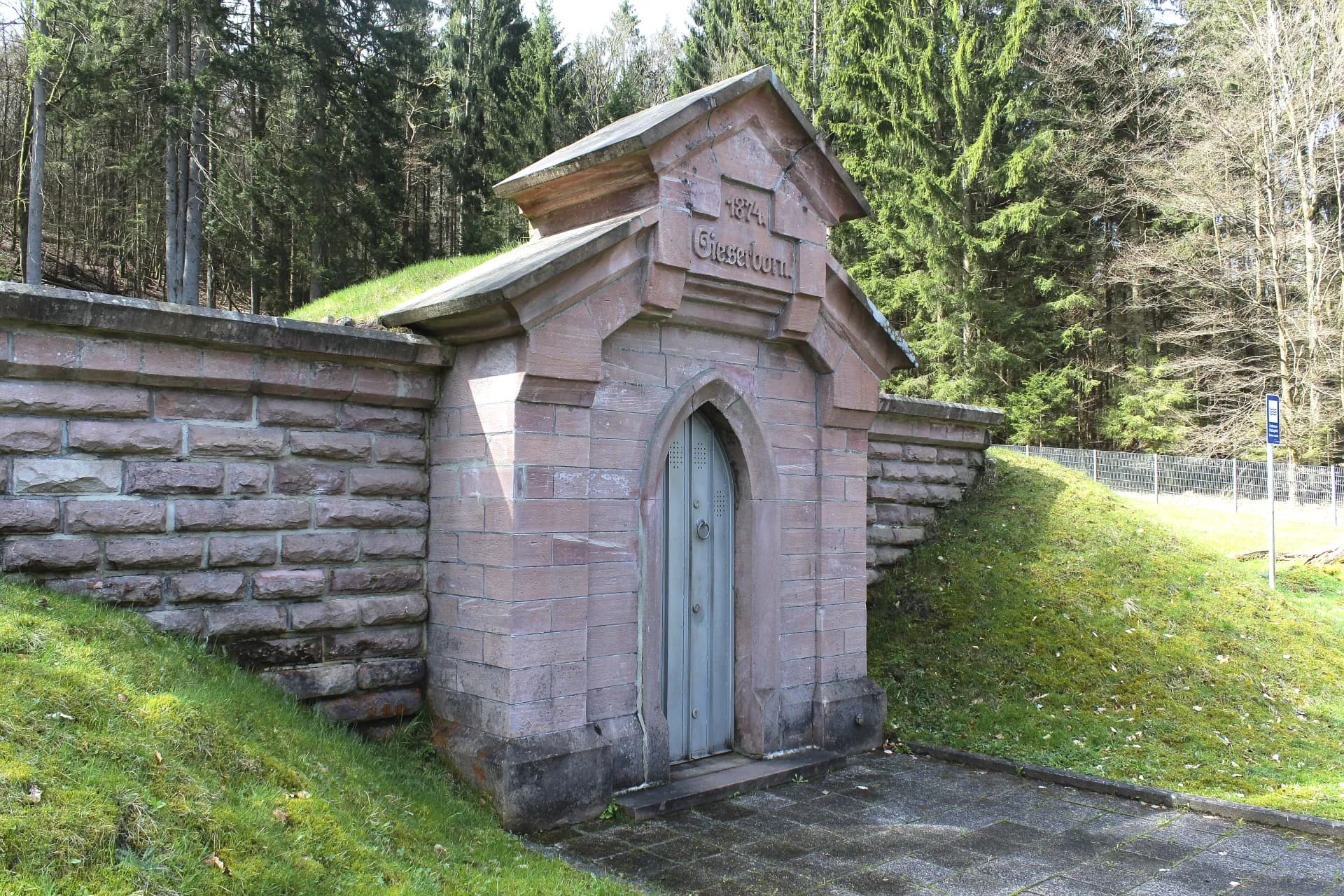 Brunnenhaus des Gieserborns von 1874 im Kasselgrund in Biebergemünd
